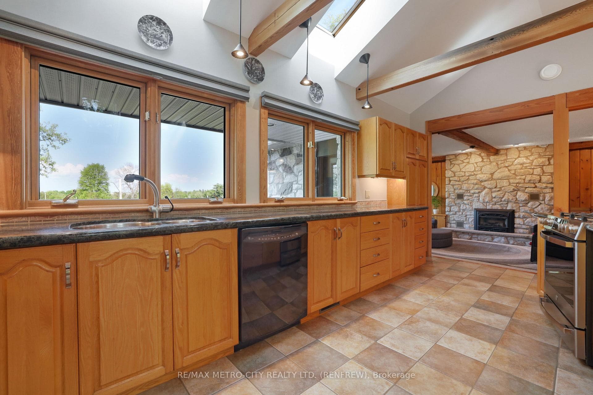 74 ERINDALE Avenue photo 14