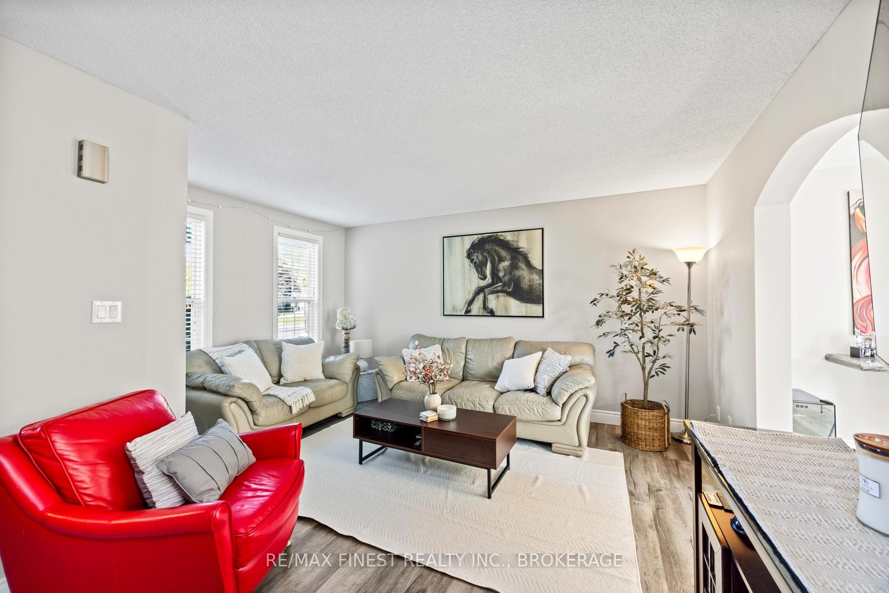 884 Uxbridge Crescent photo 6