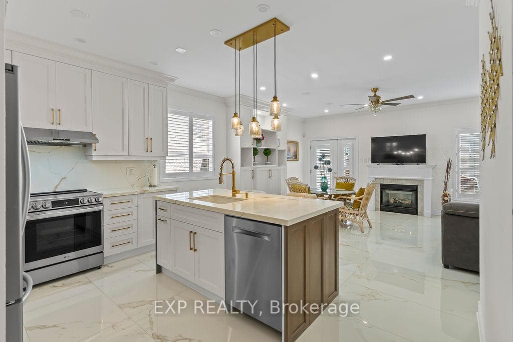 225 Ellis Crescent photo 10