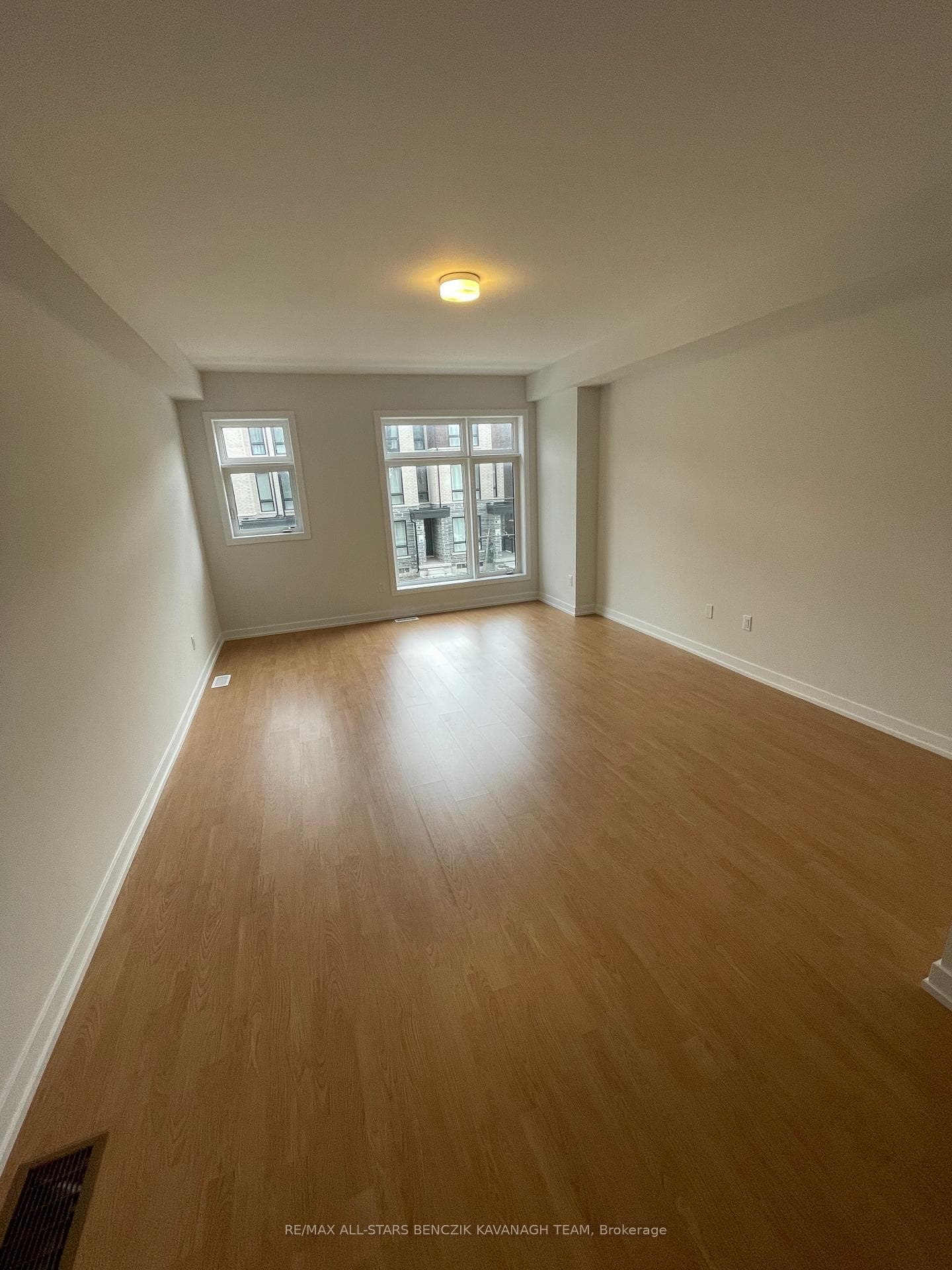 66 Stauffer Crescent photo 4