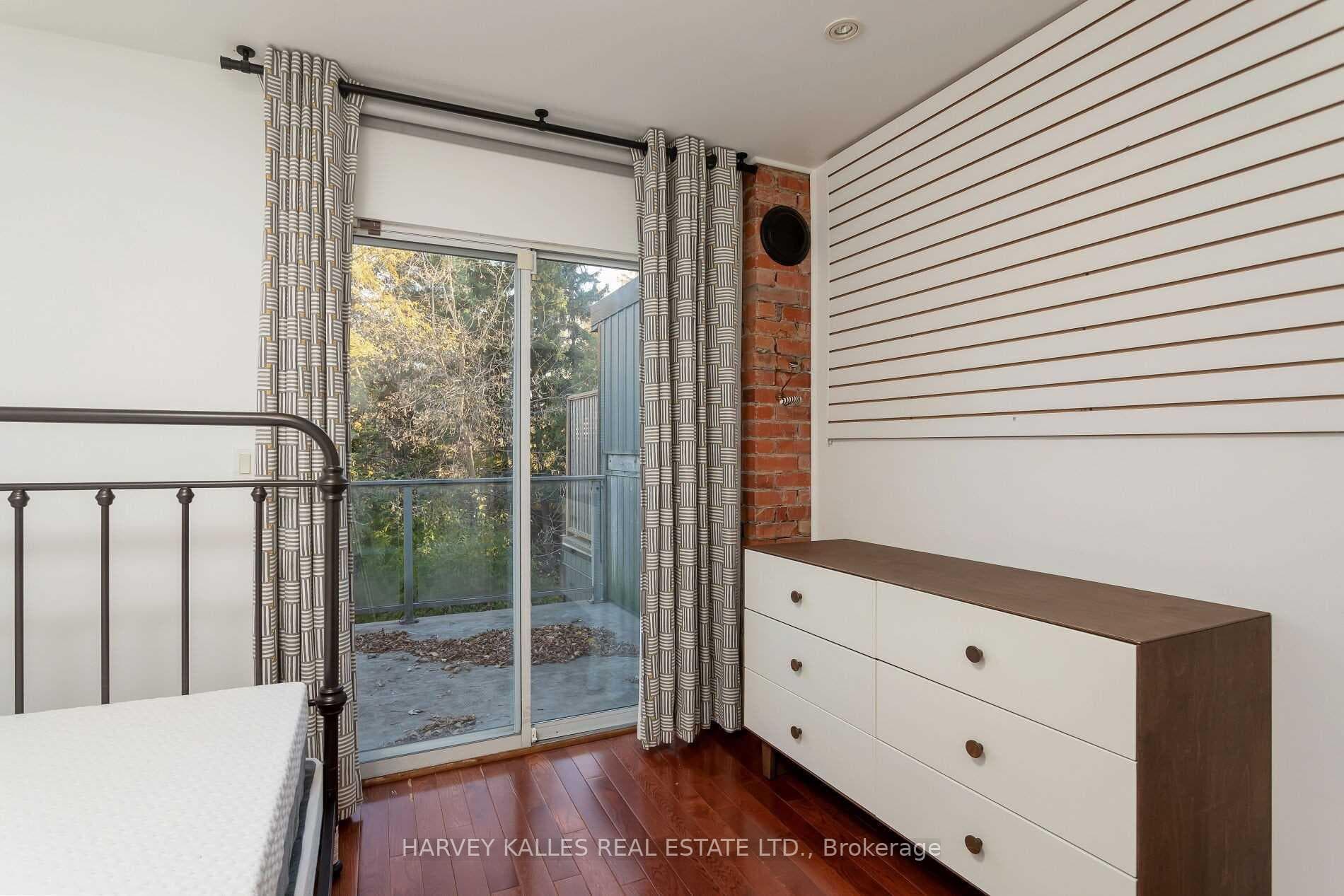 411 Dupont Street photo 24
