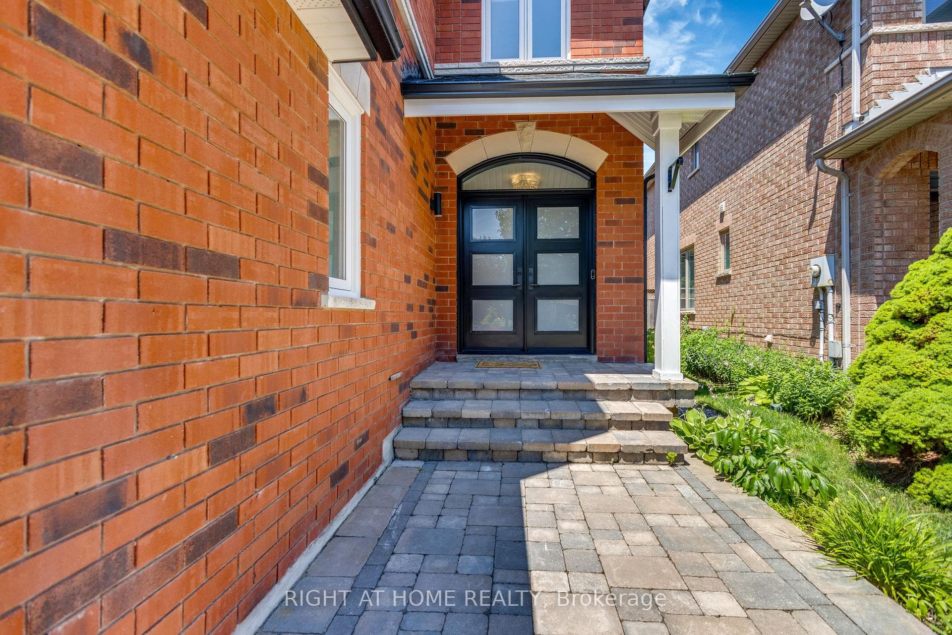 2029 Westmount Drive photo 5