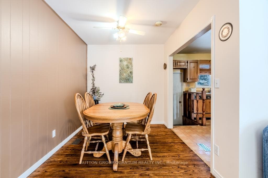1382 Gainsborough Drive photo 5