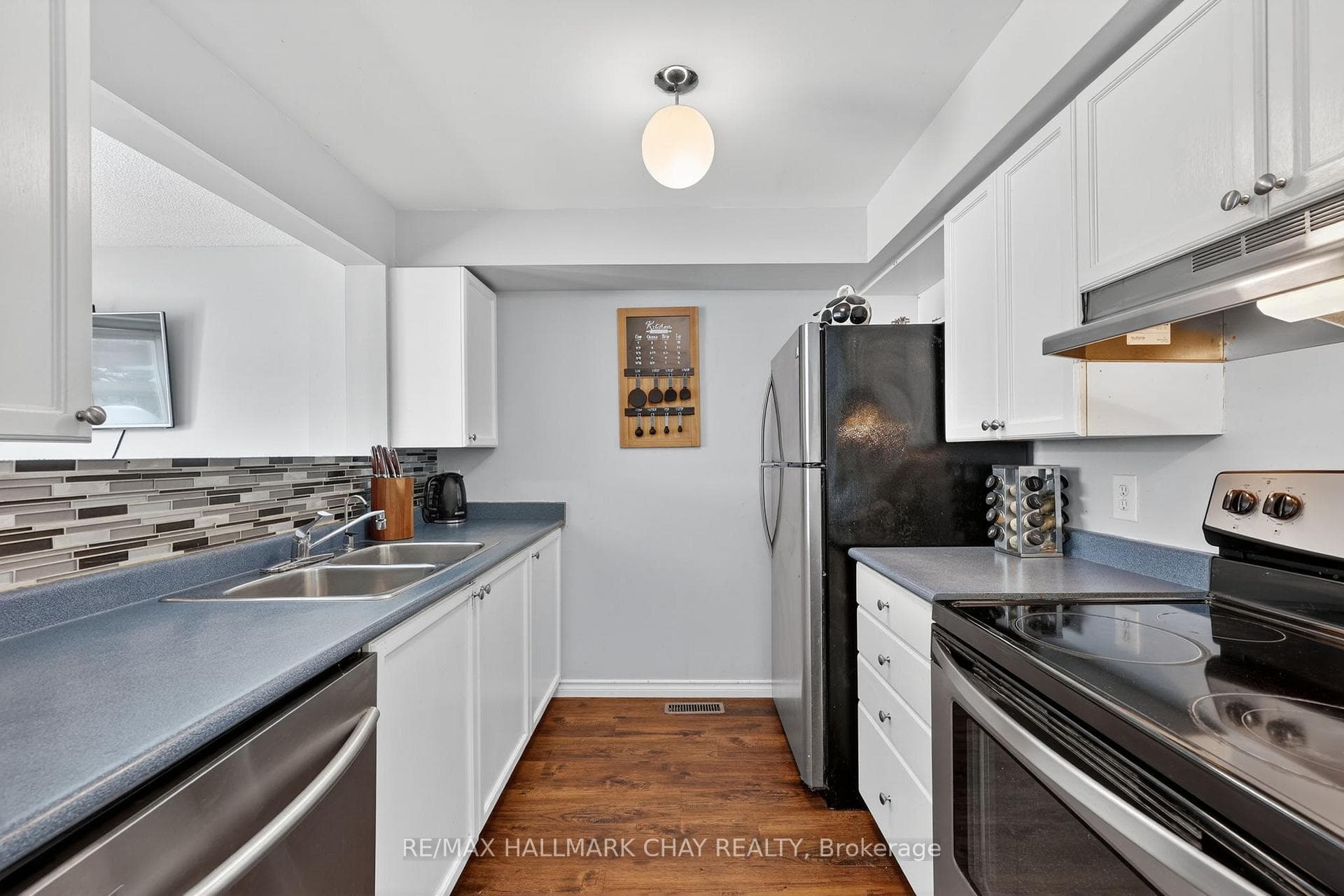 8 Lee Crescent photo 5