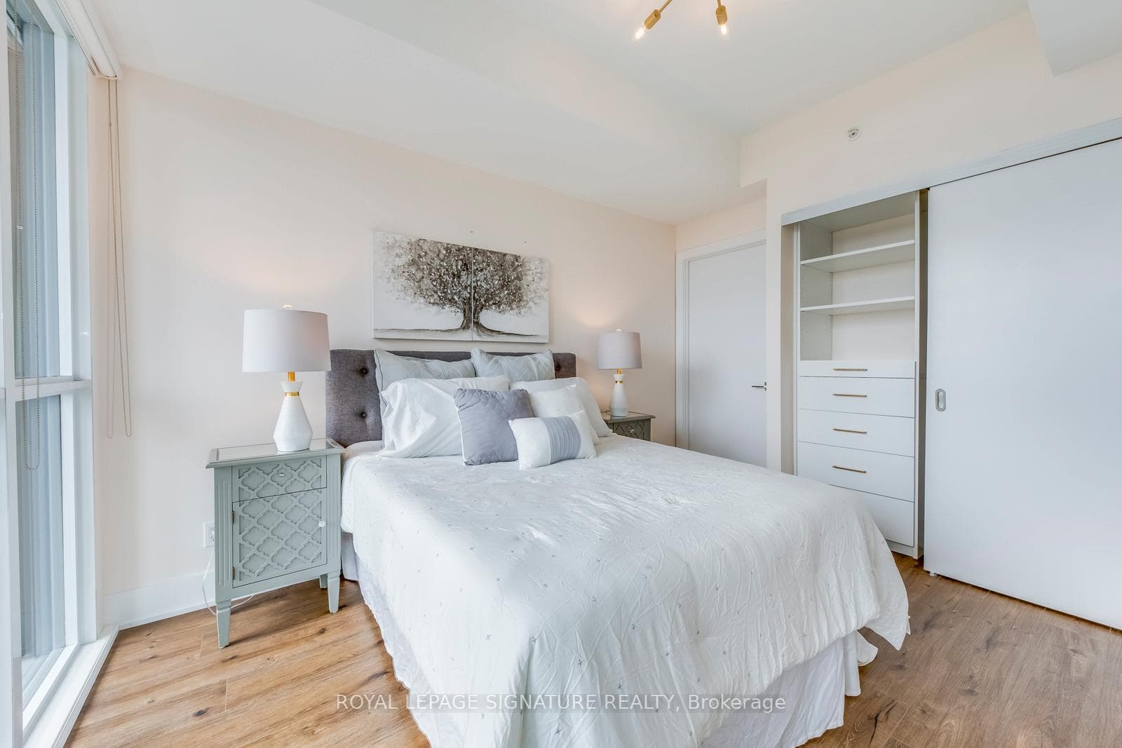 32 Davenport Road Unit 1606 photo 9