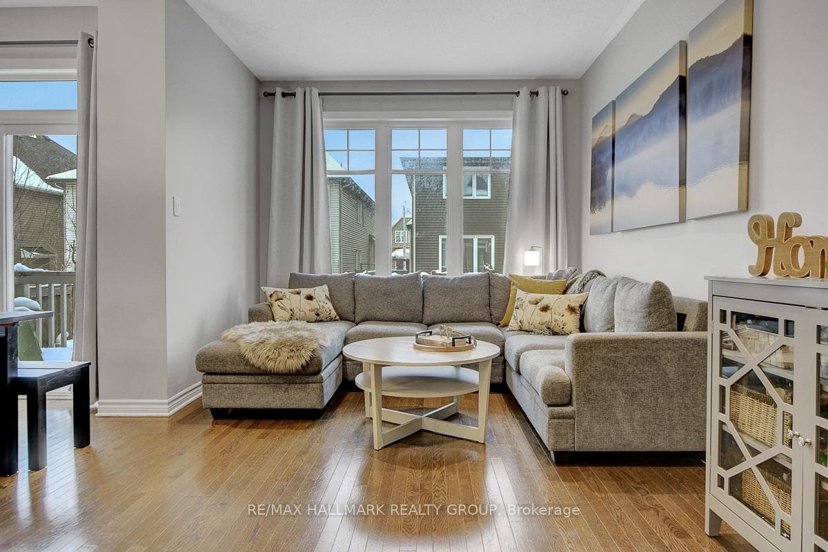 729 Hazelnut Crescent photo 7