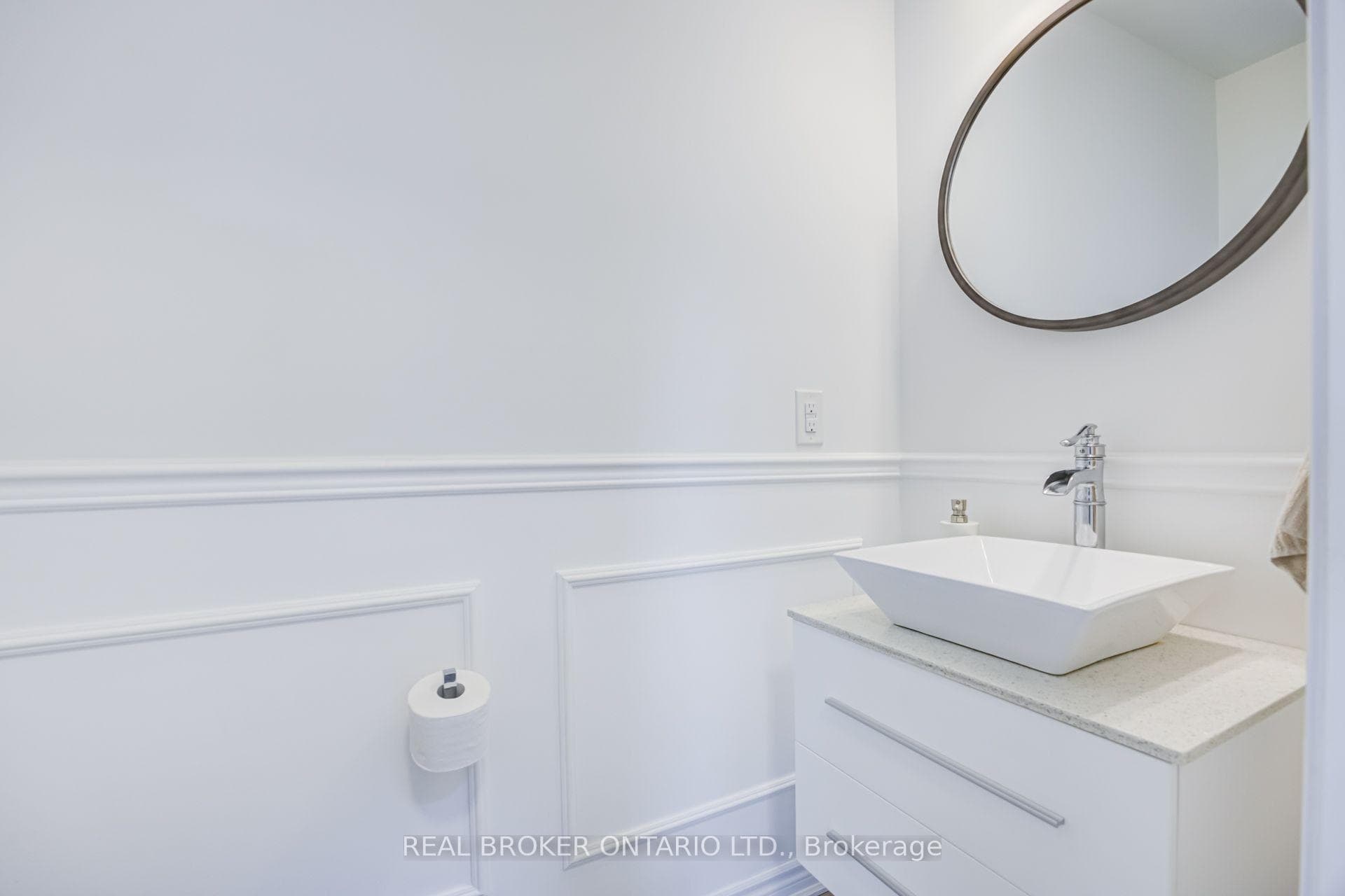 1178 Duignan Crescent photo 5