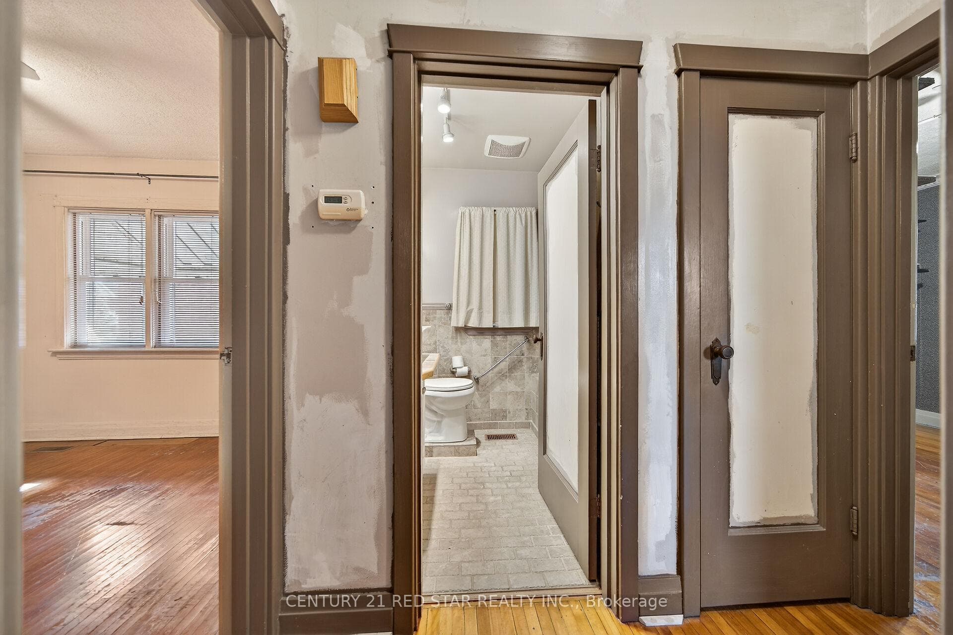 210 Huxley Avenue photo 8