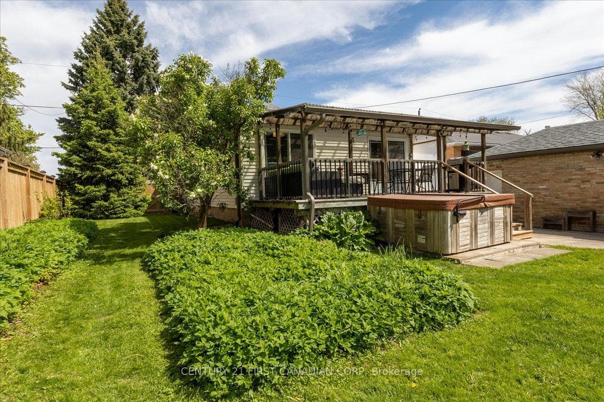 747 Whetter Avenue photo 31