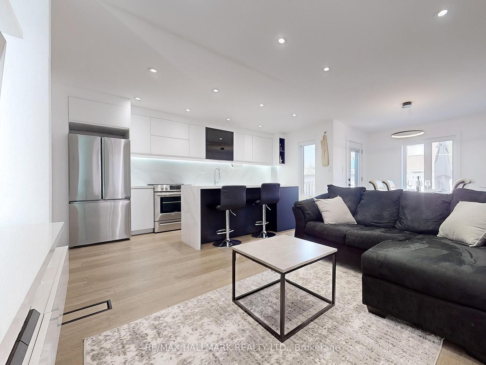 6 Castelli Court photo 1