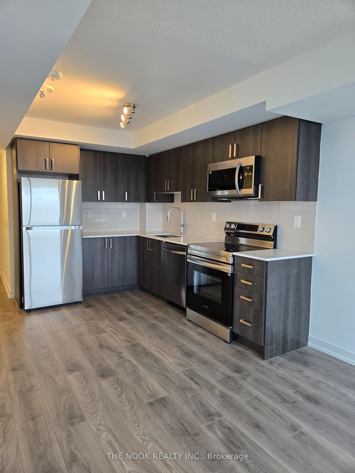 Beautiful upgraded kitchen