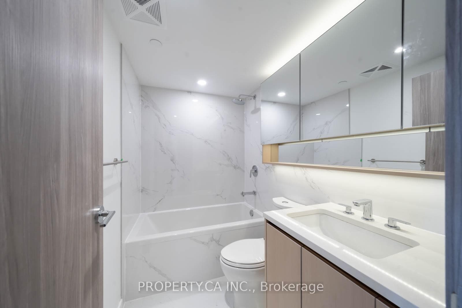 38 Widmer Street Unit 3302 photo 18