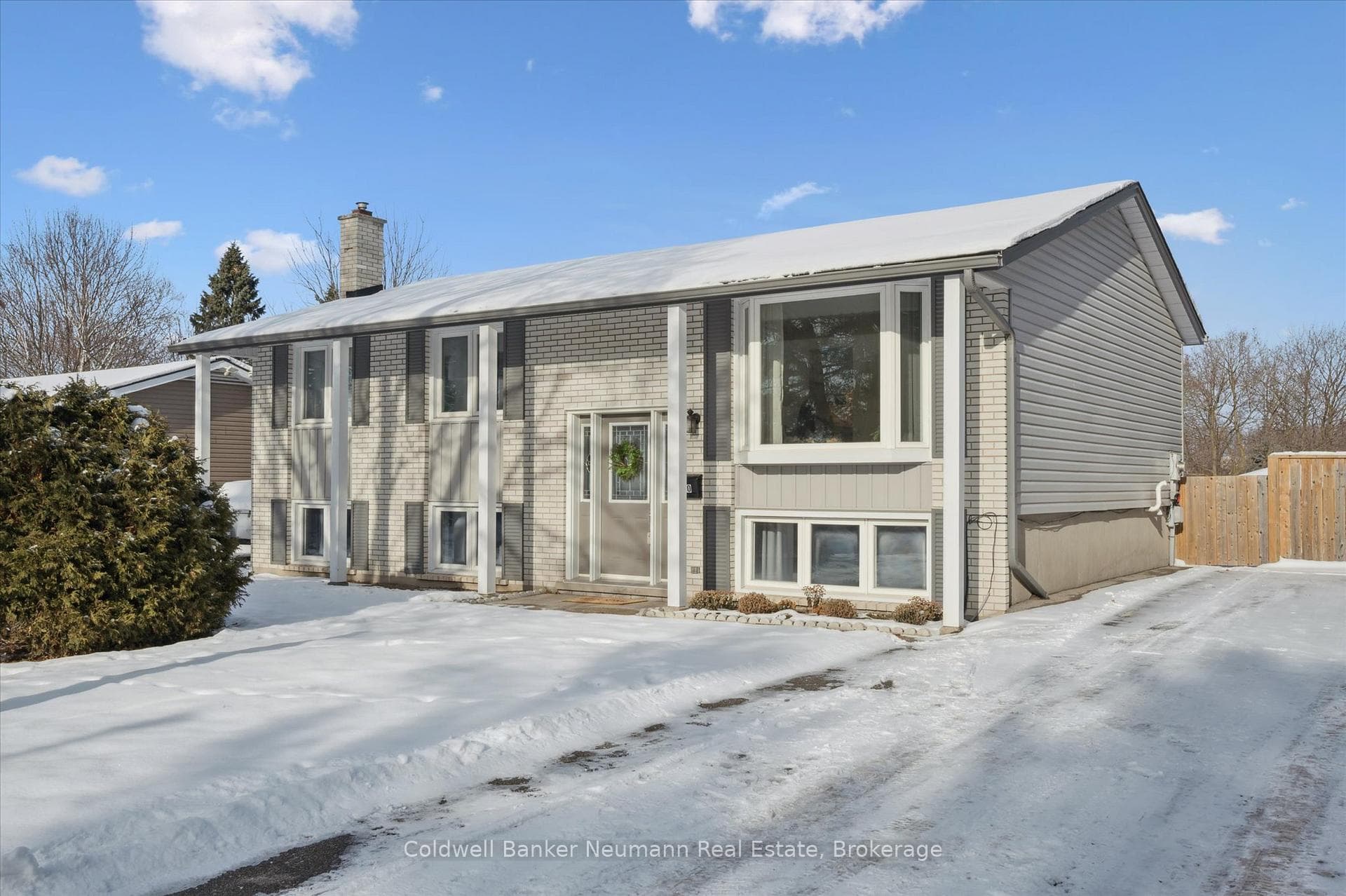 150 Applewood Crescent photo 1