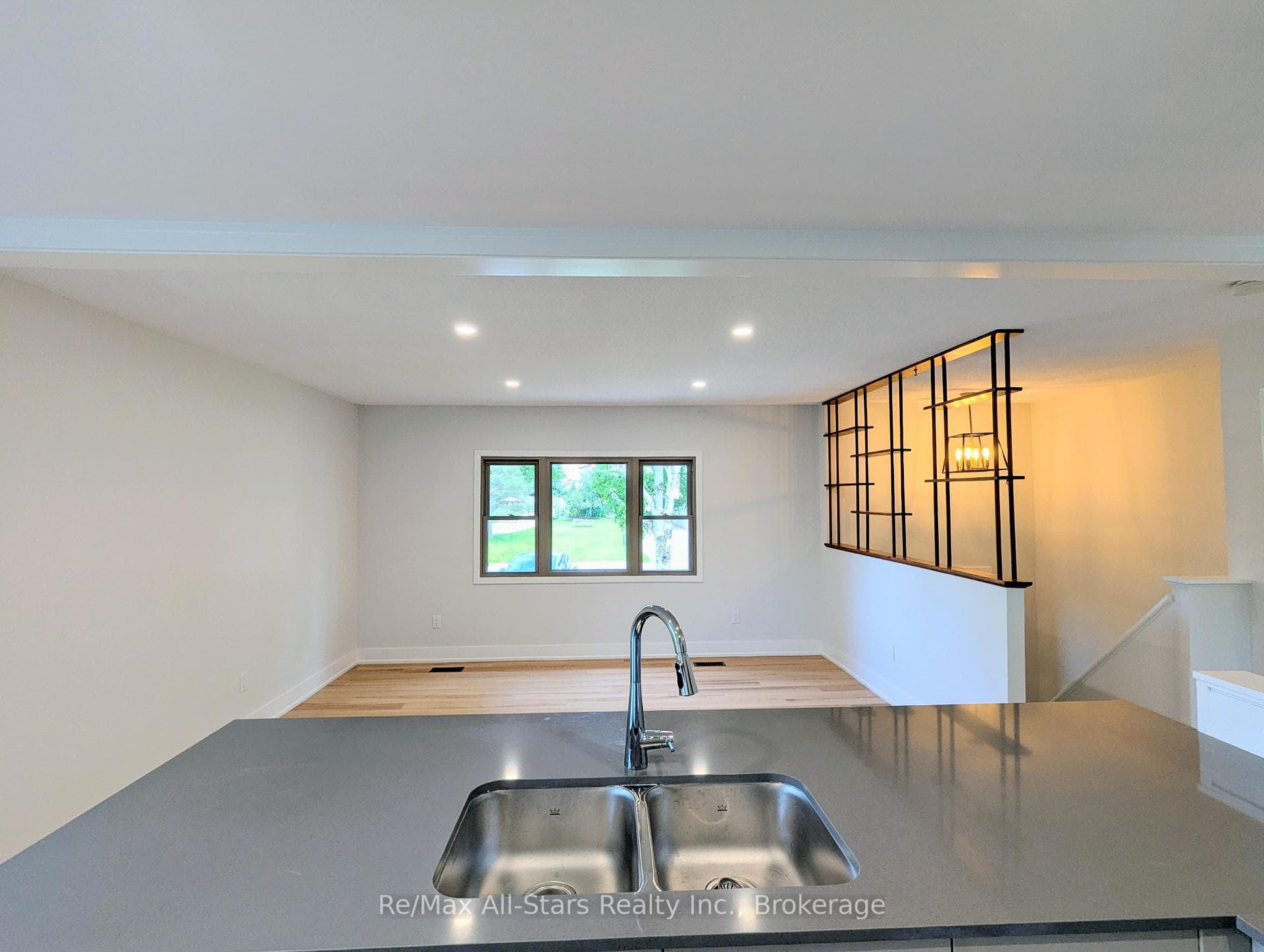 1886 Croftdale Crescent photo 7