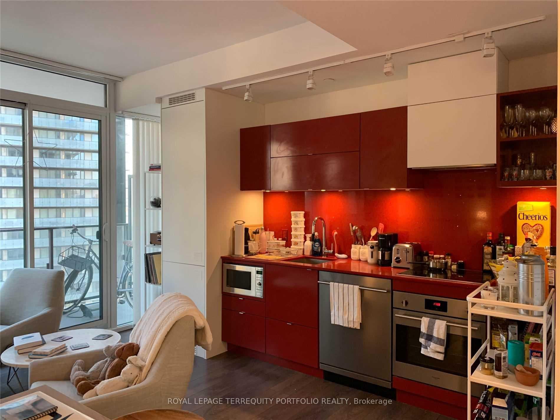 125 Peter Street Unit 2412 photo 3