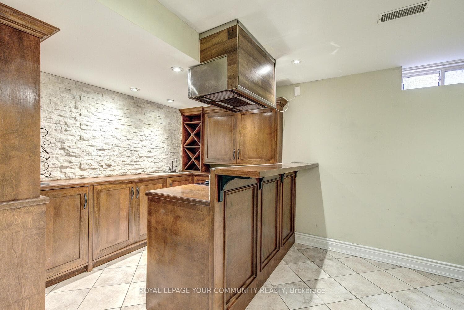 140 Blackthorn Drive photo 32