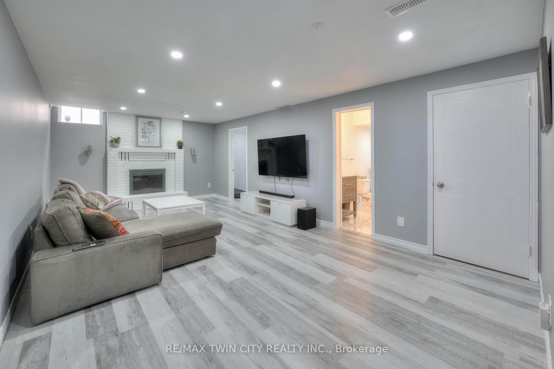 49 Hoddle Crescent photo 22
