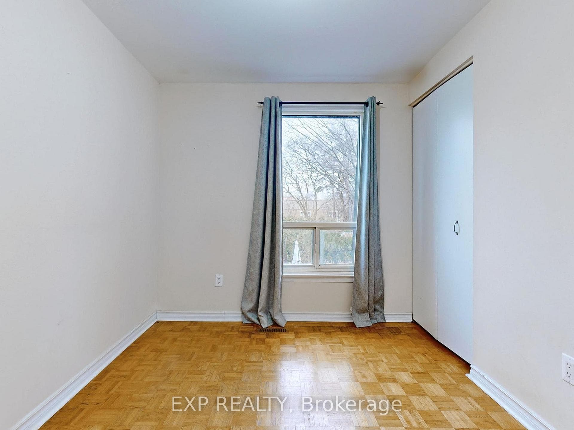239 Avenue Road photo 17