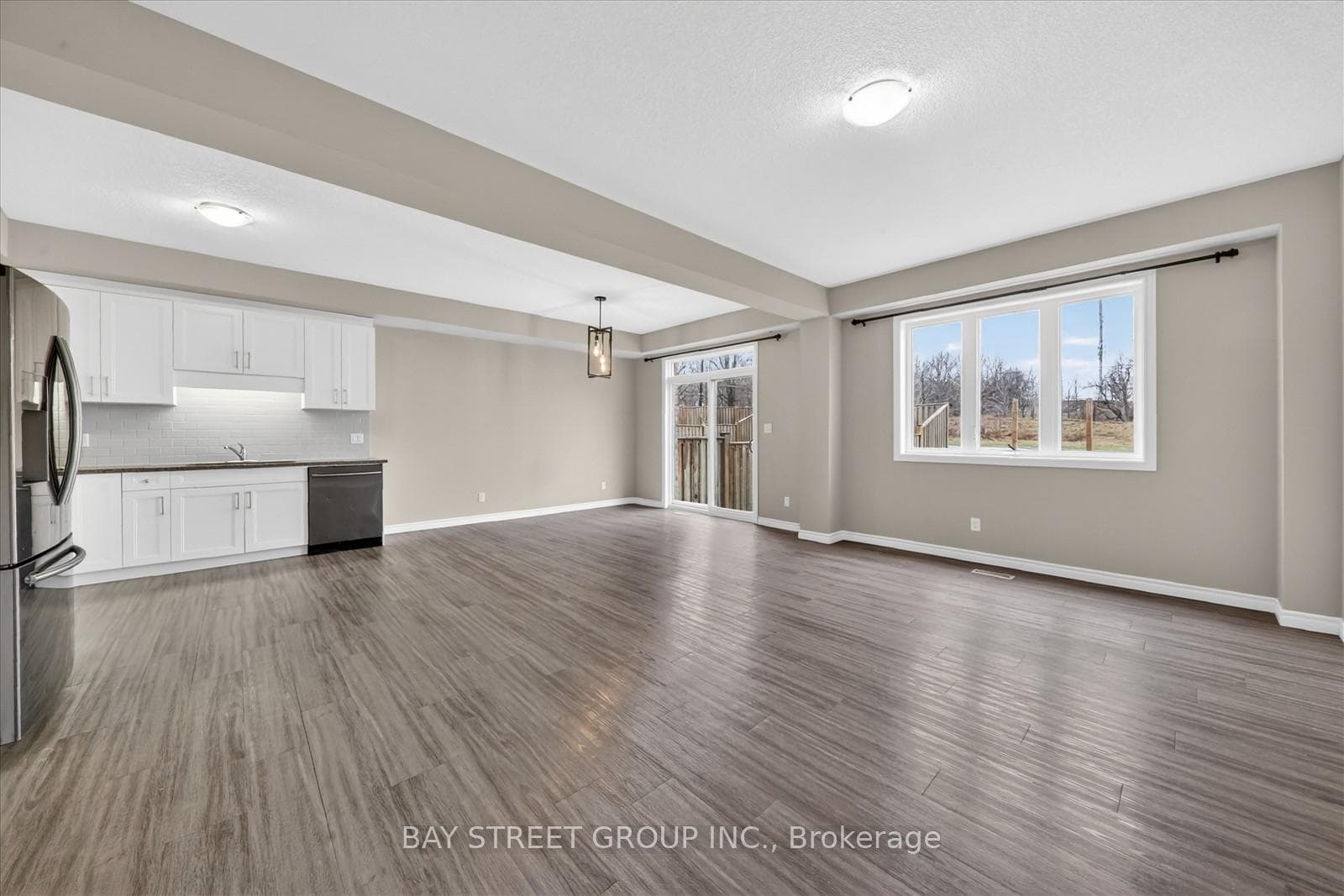 445 Avens Street photo 12