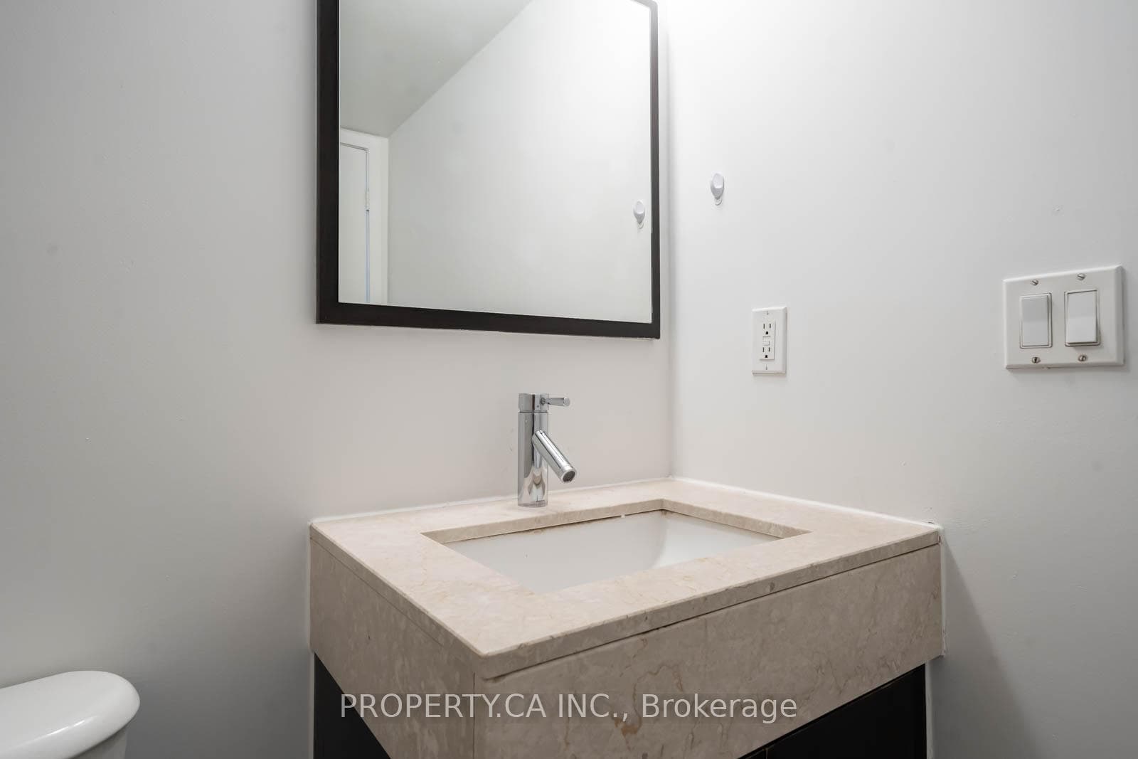 126 Simcoe Street Unit 1807 photo 9