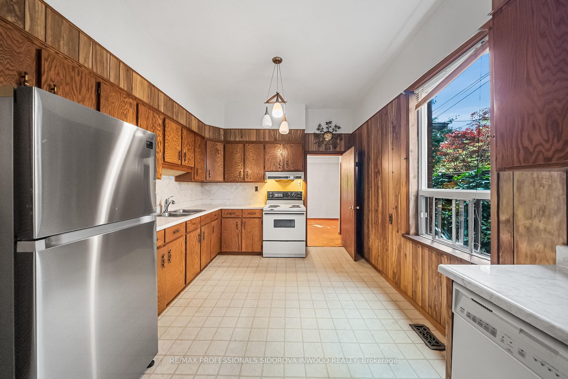 44 Golden Avenue photo 12