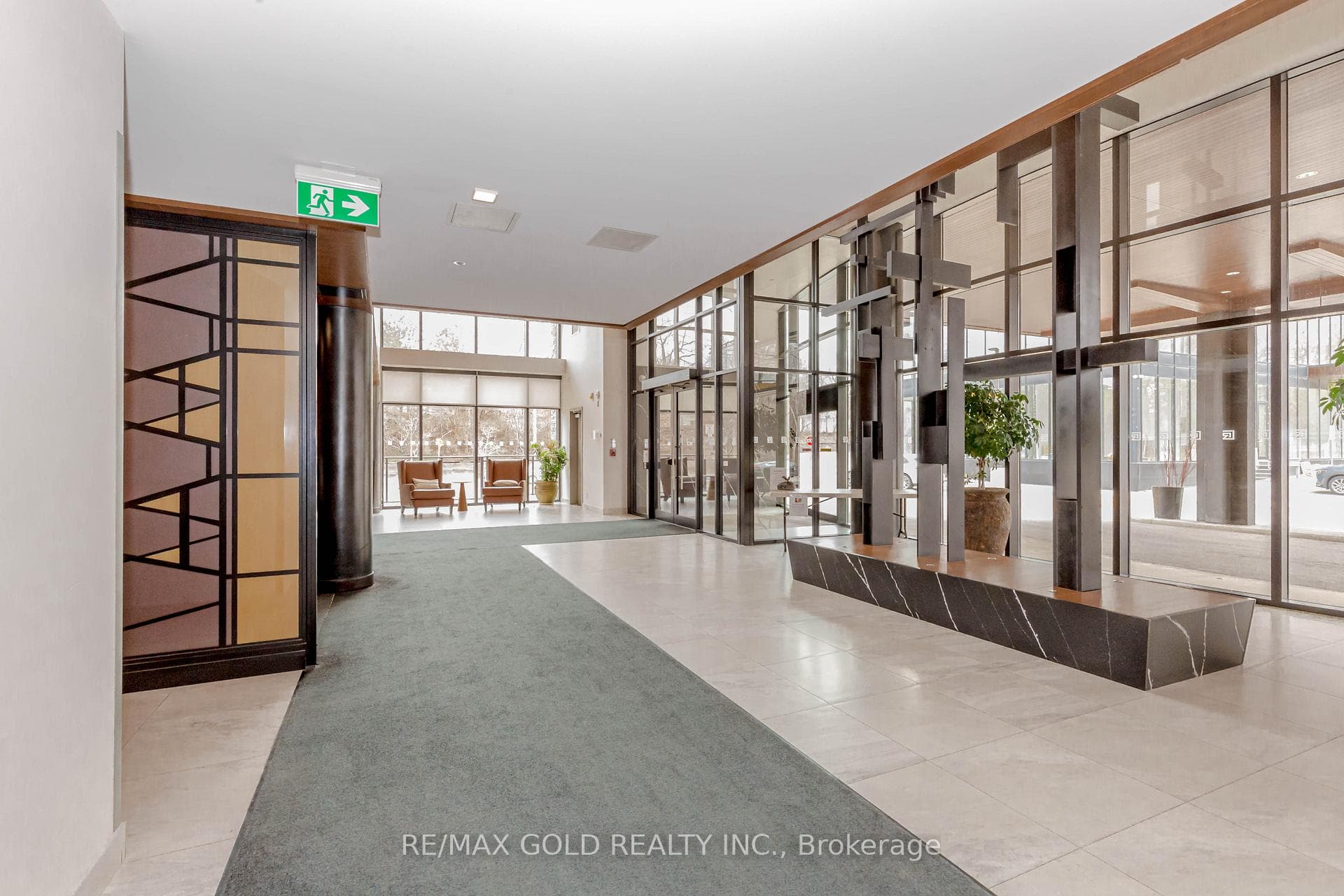 1575 Lakeshore Road Unit 103 photo 4
