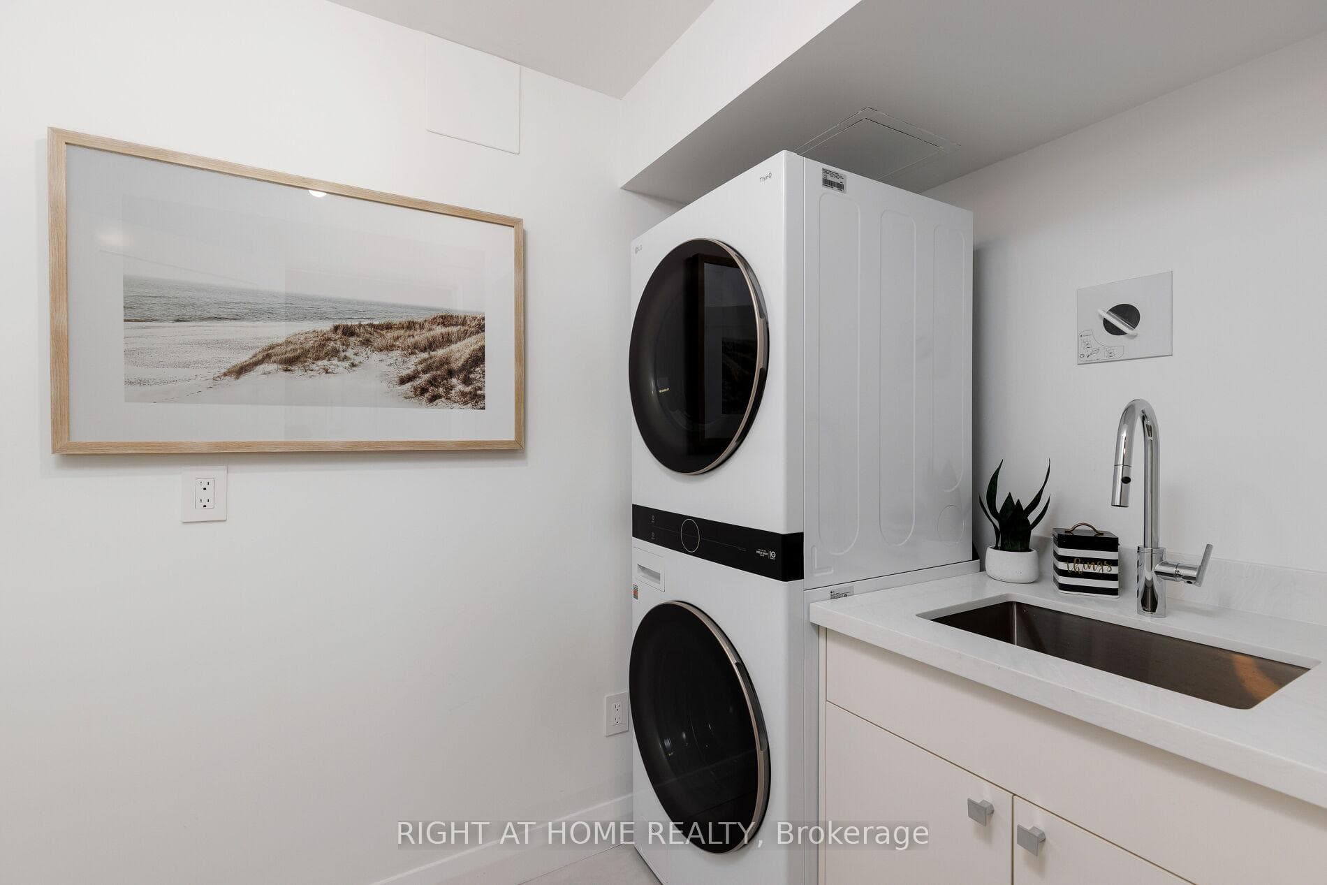 130 Carlton Street Unit 1403 photo 41