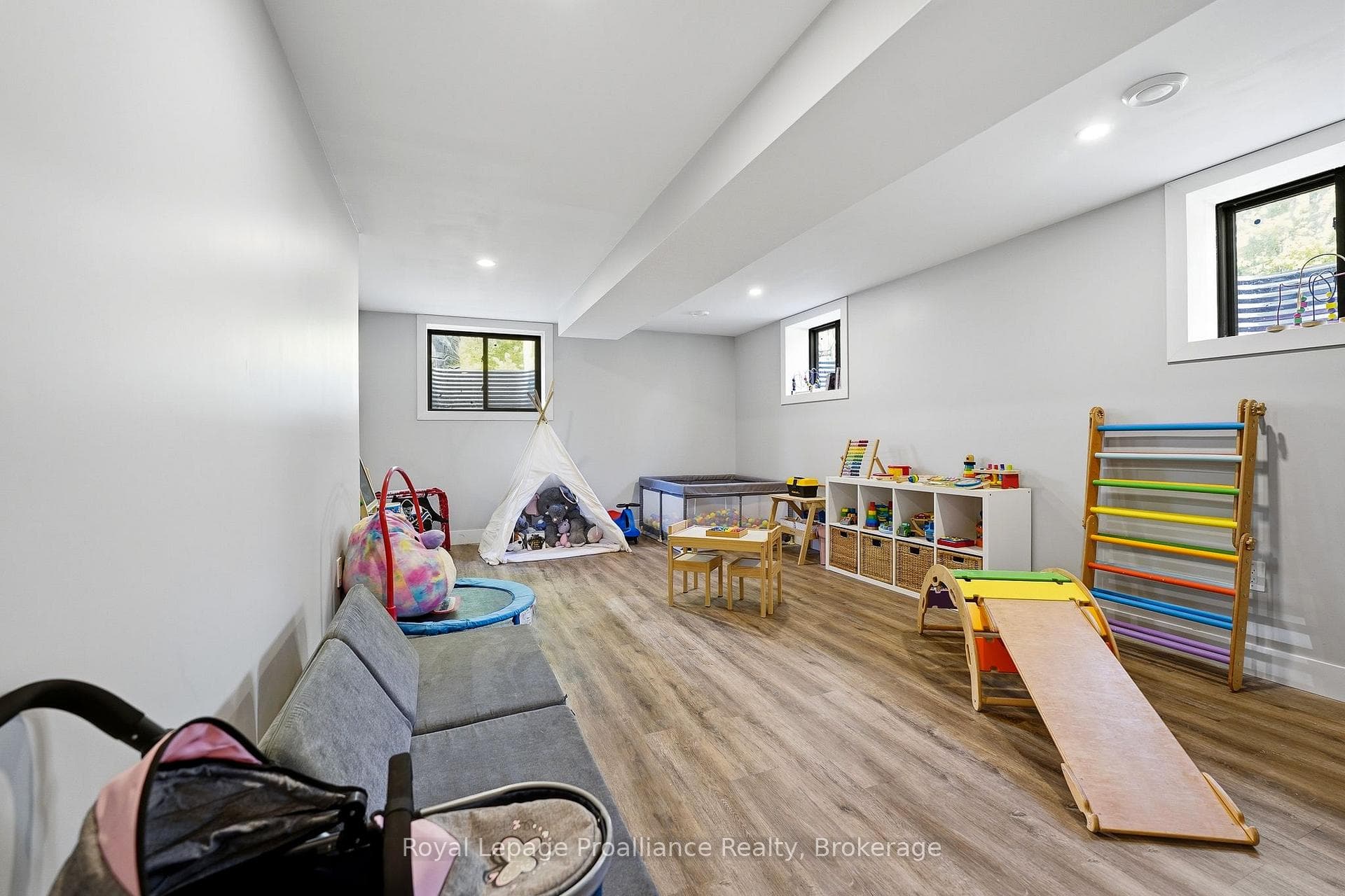 293 Douglas Road photo 35