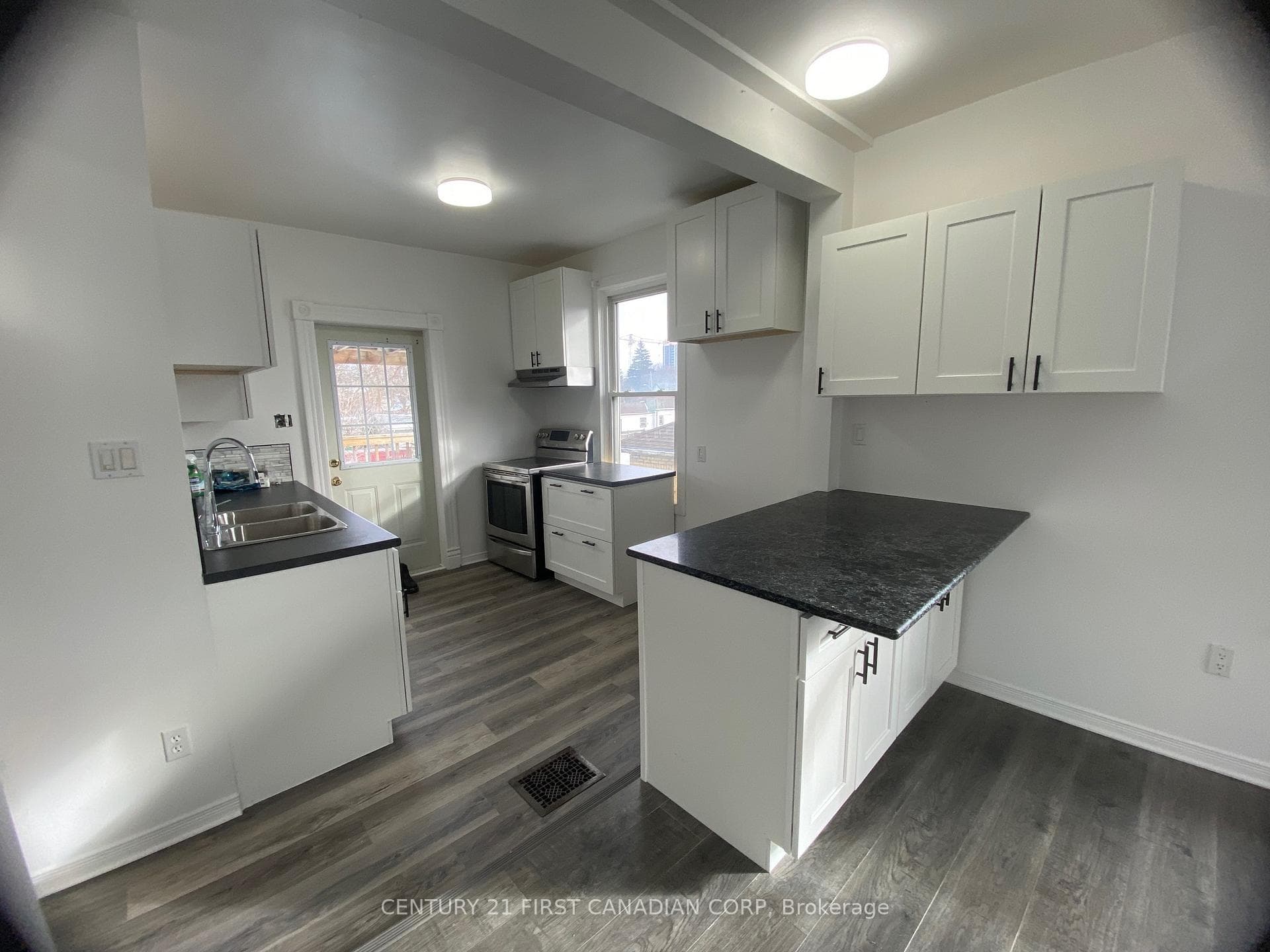 190 WELLINGTON Street Unit UPPER photo 13