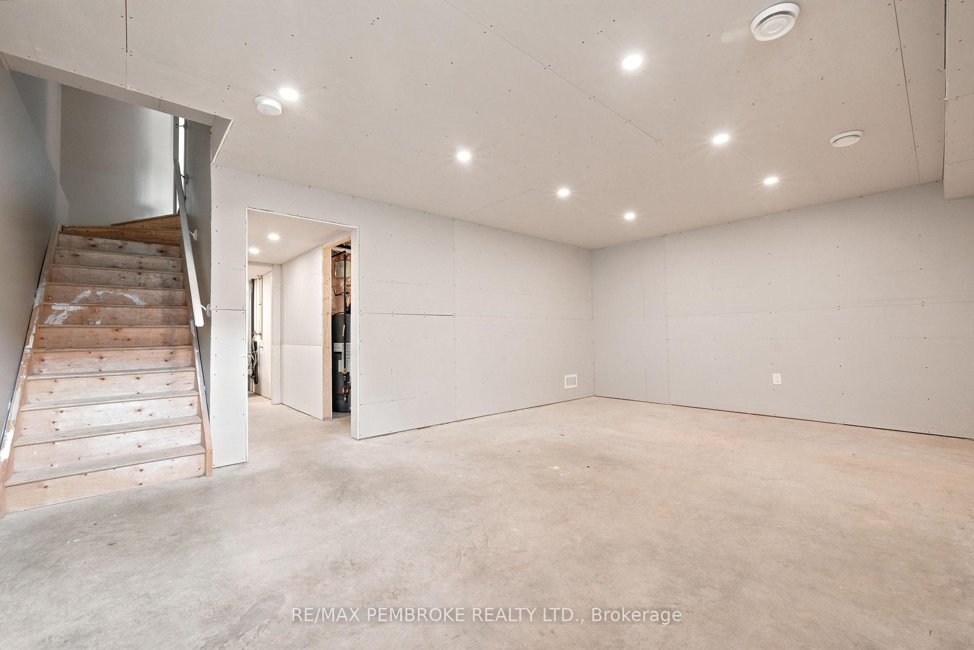 30 Winston Avenue photo 39