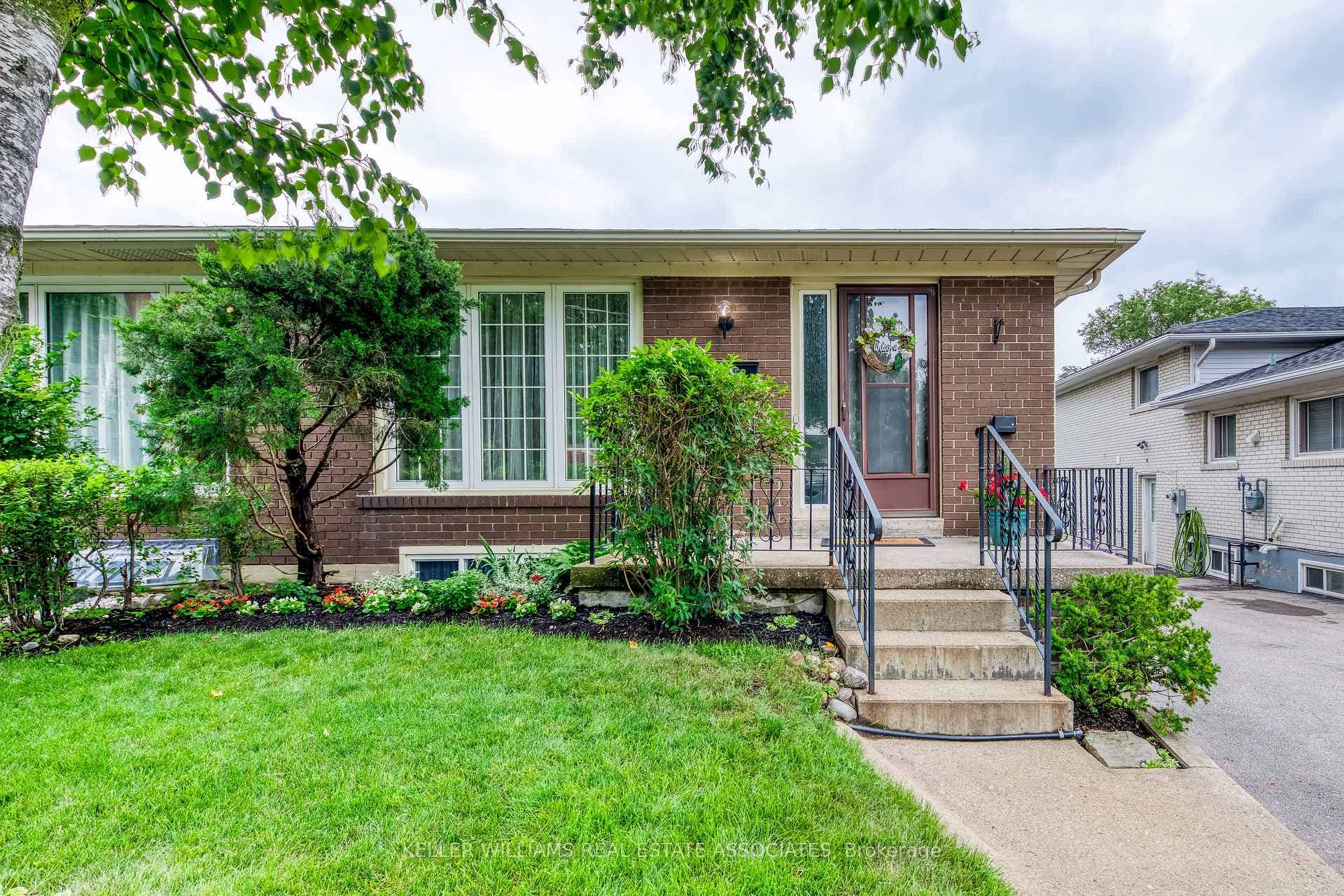 1452 Tyneburn Crescent photo 1