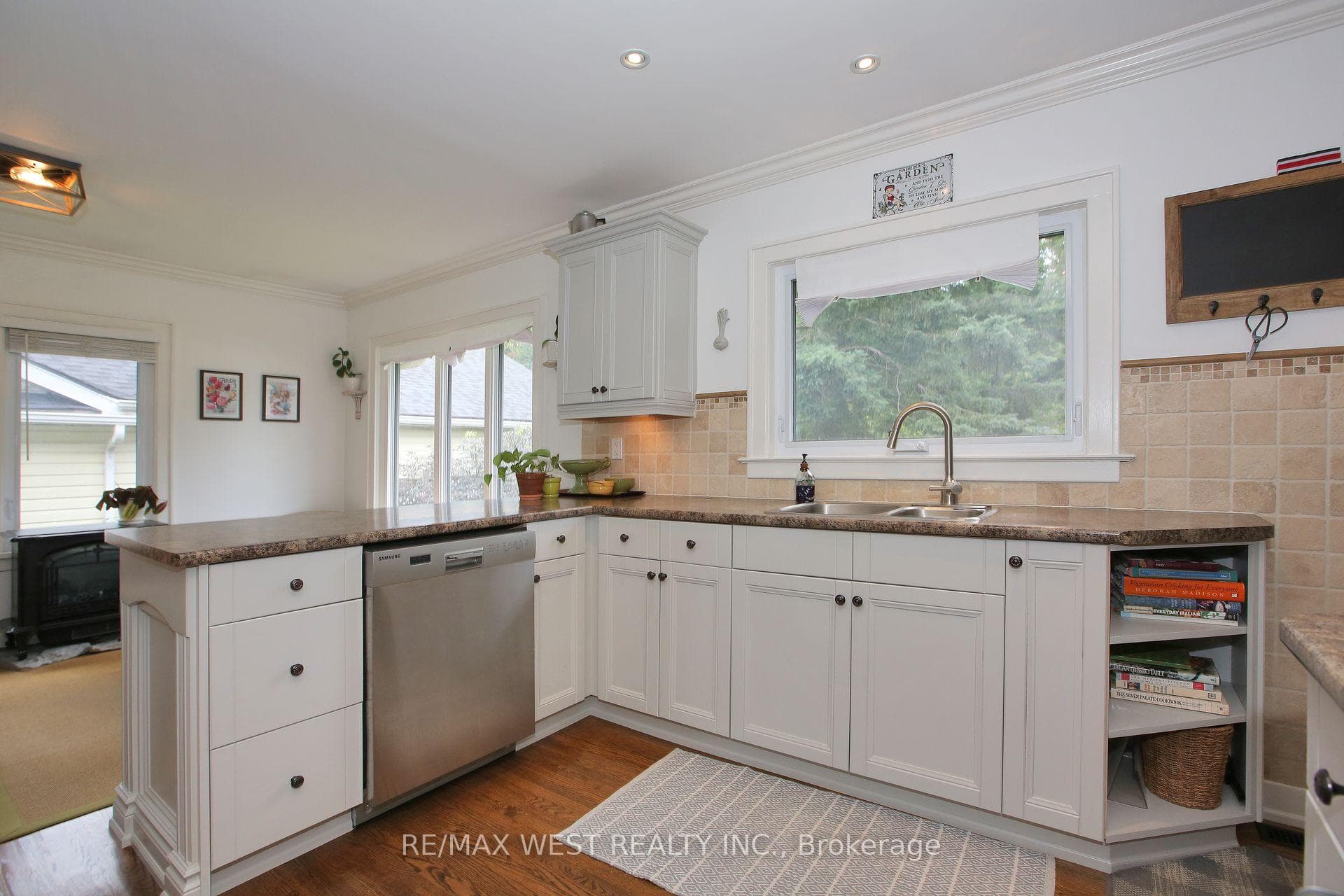 144 Wells Street photo 18