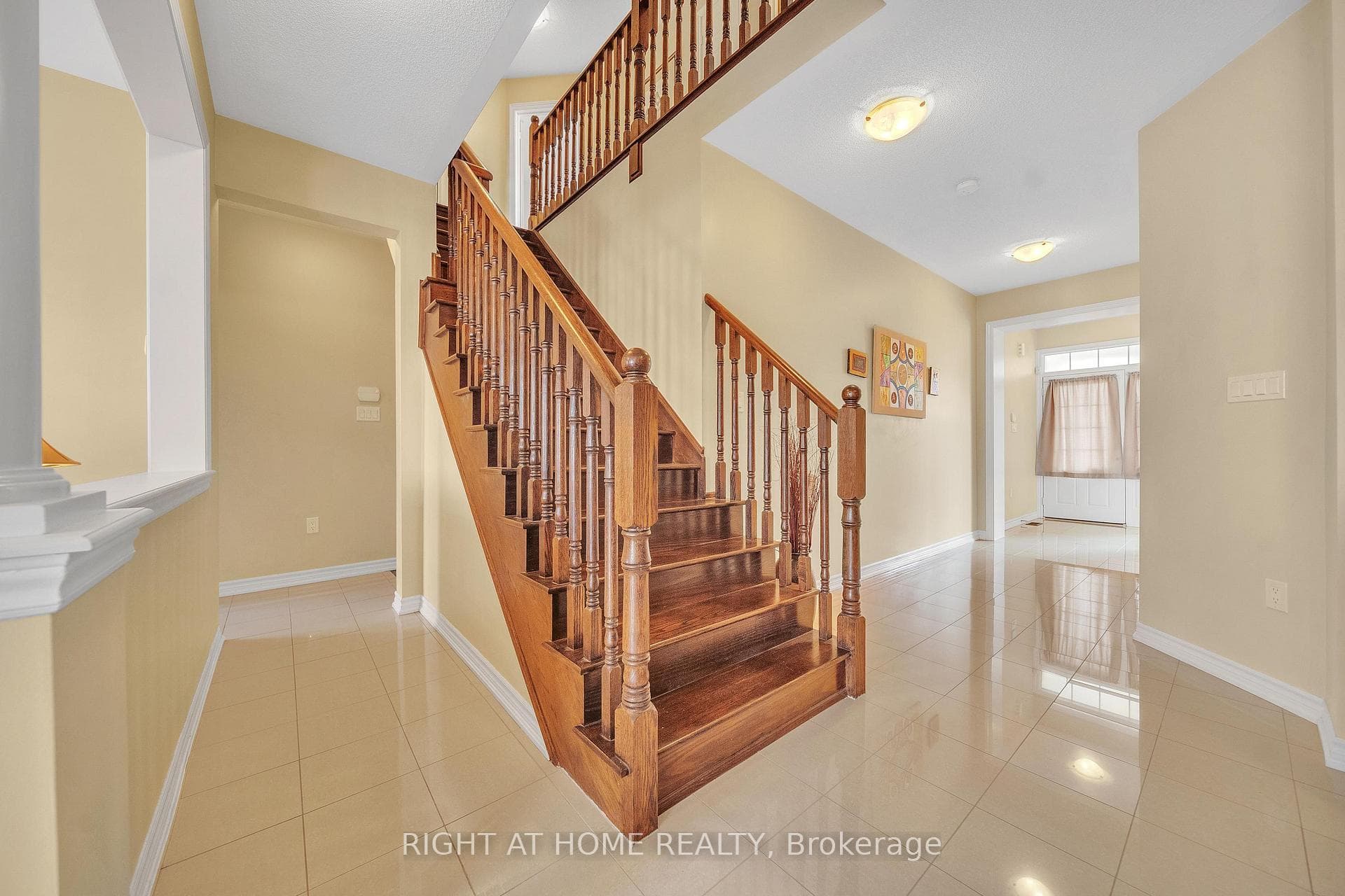 16 Sewell Crescent photo 9