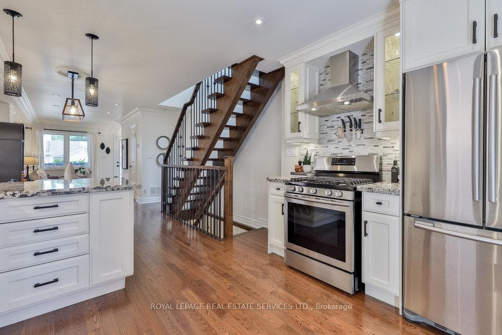 124 Coxwell Avenue photo 11