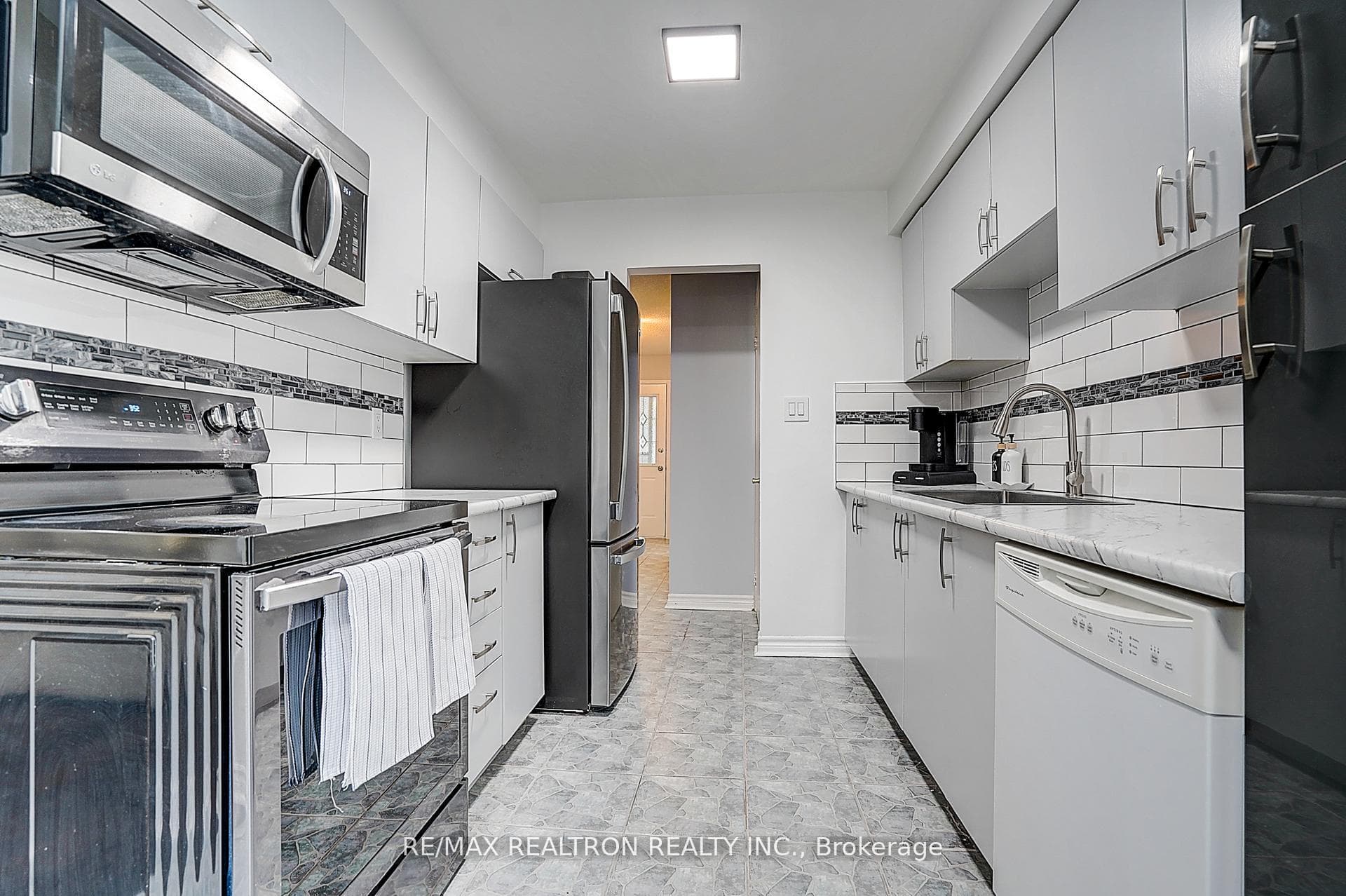 51 Steepleview Crescent photo 9