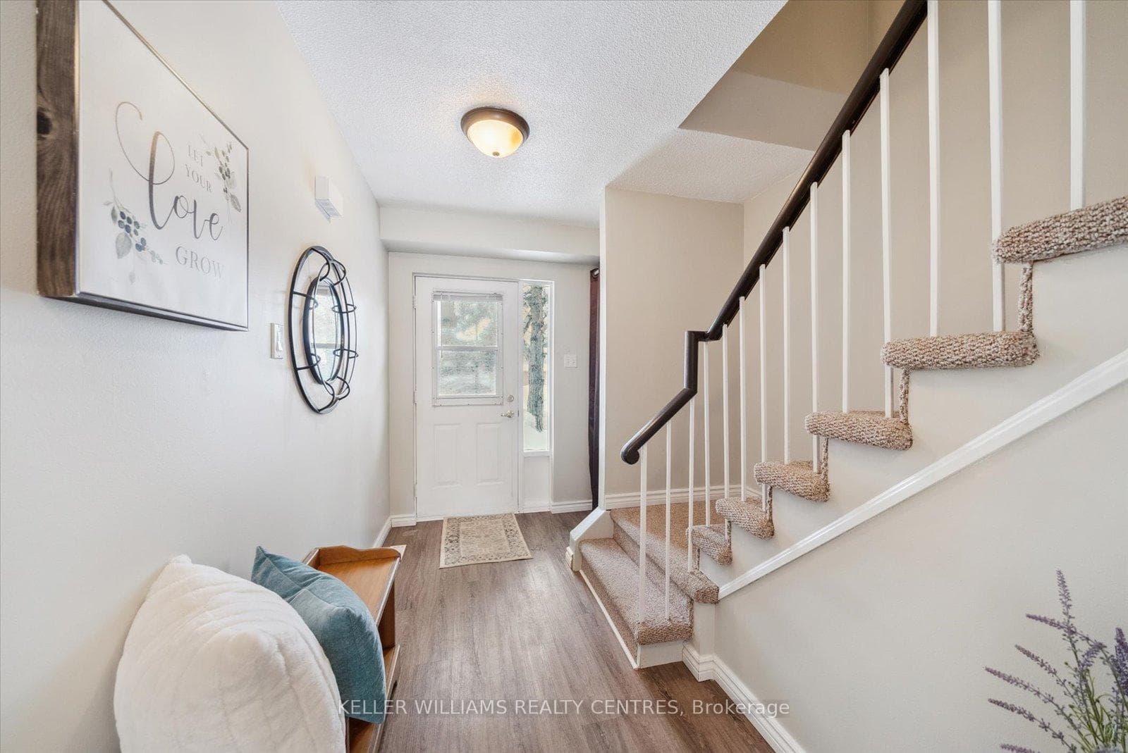 569 Gibney Crescent photo 1