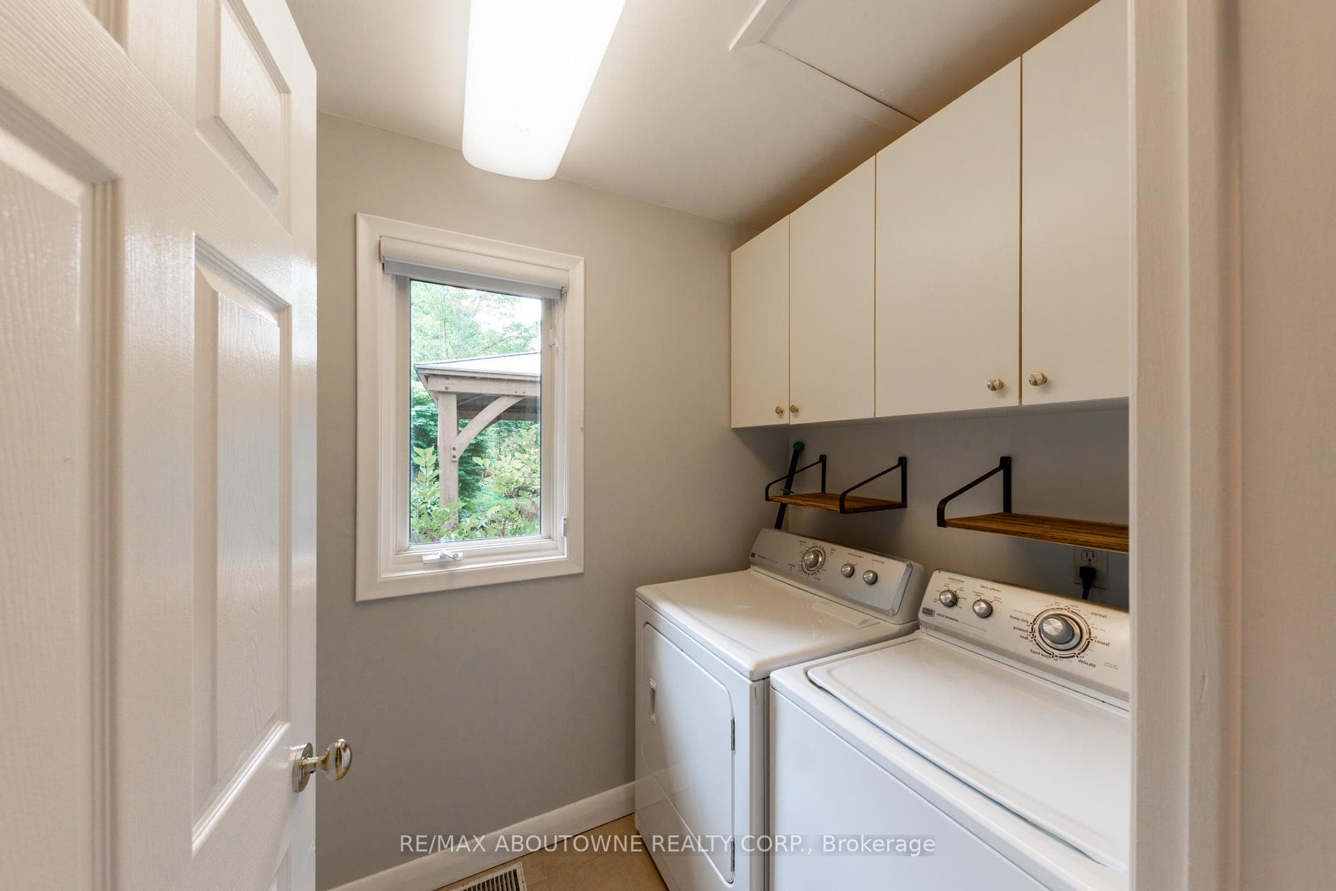 1290 Braeside Drive photo 14