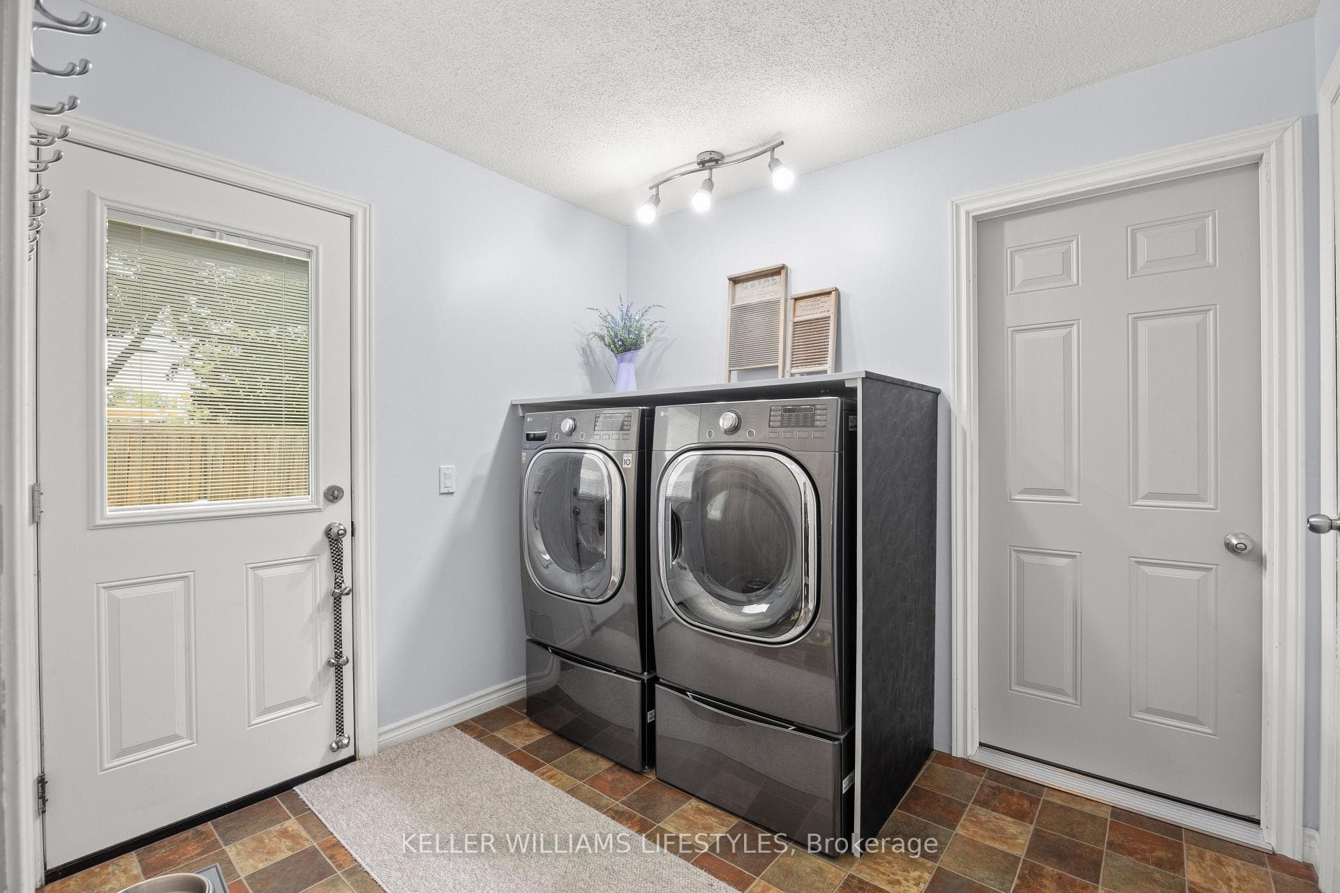 219 Dundas Street photo 19