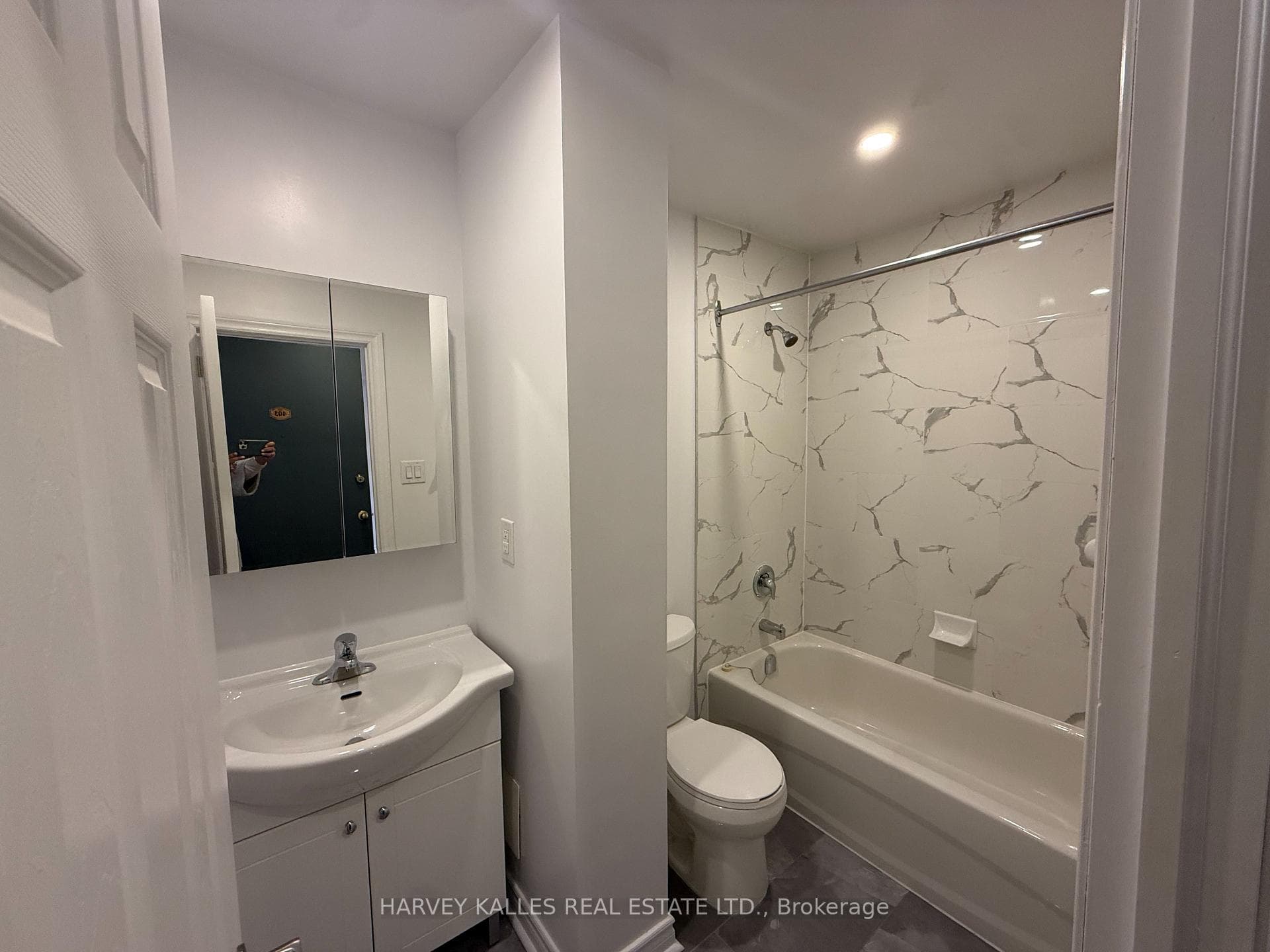180 Vaughan Road Unit 403 photo 2