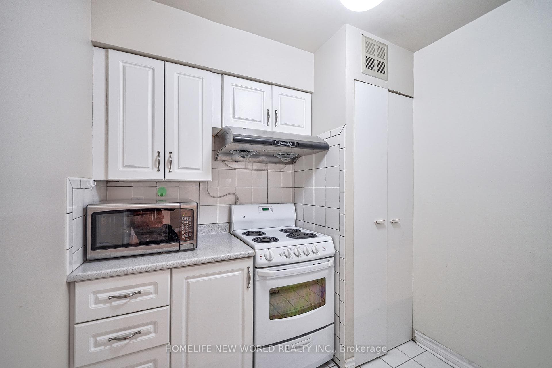 1055 Bay Street Unit 1716 photo 9