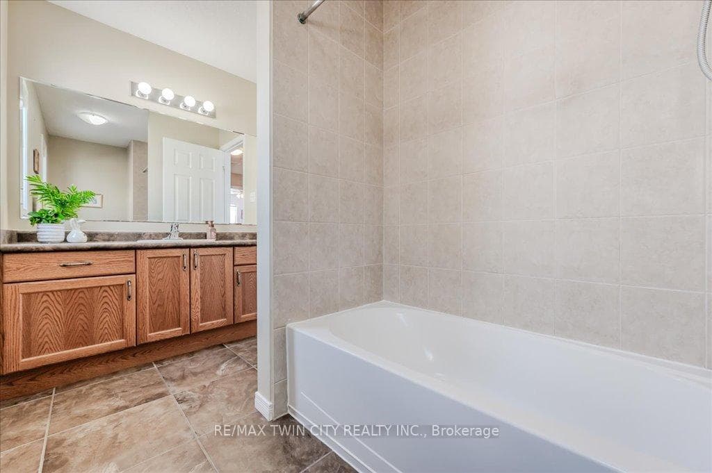 238 Countrystone Crescent photo 25