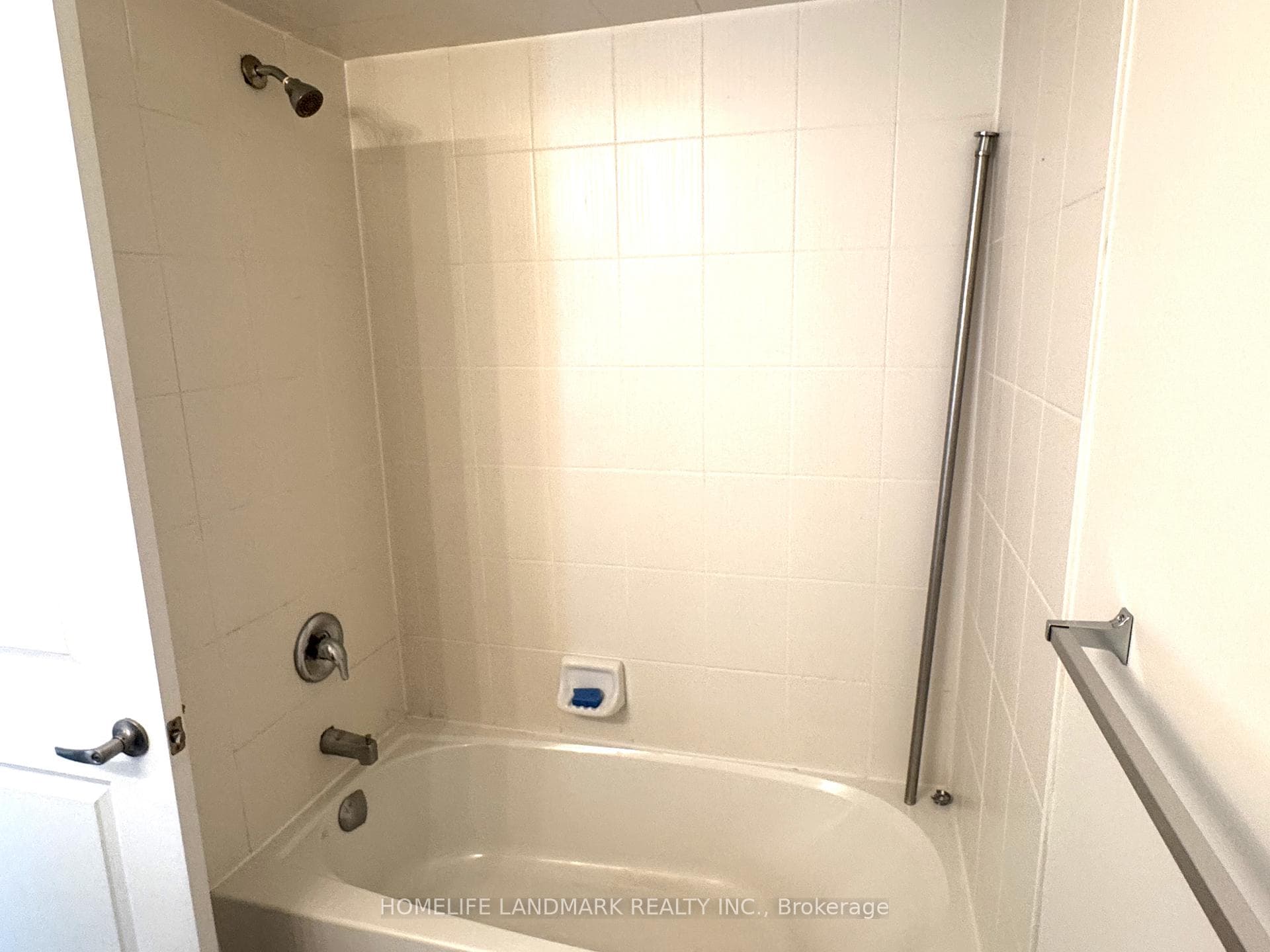 250 FINCH Avenue Unit A photo 9