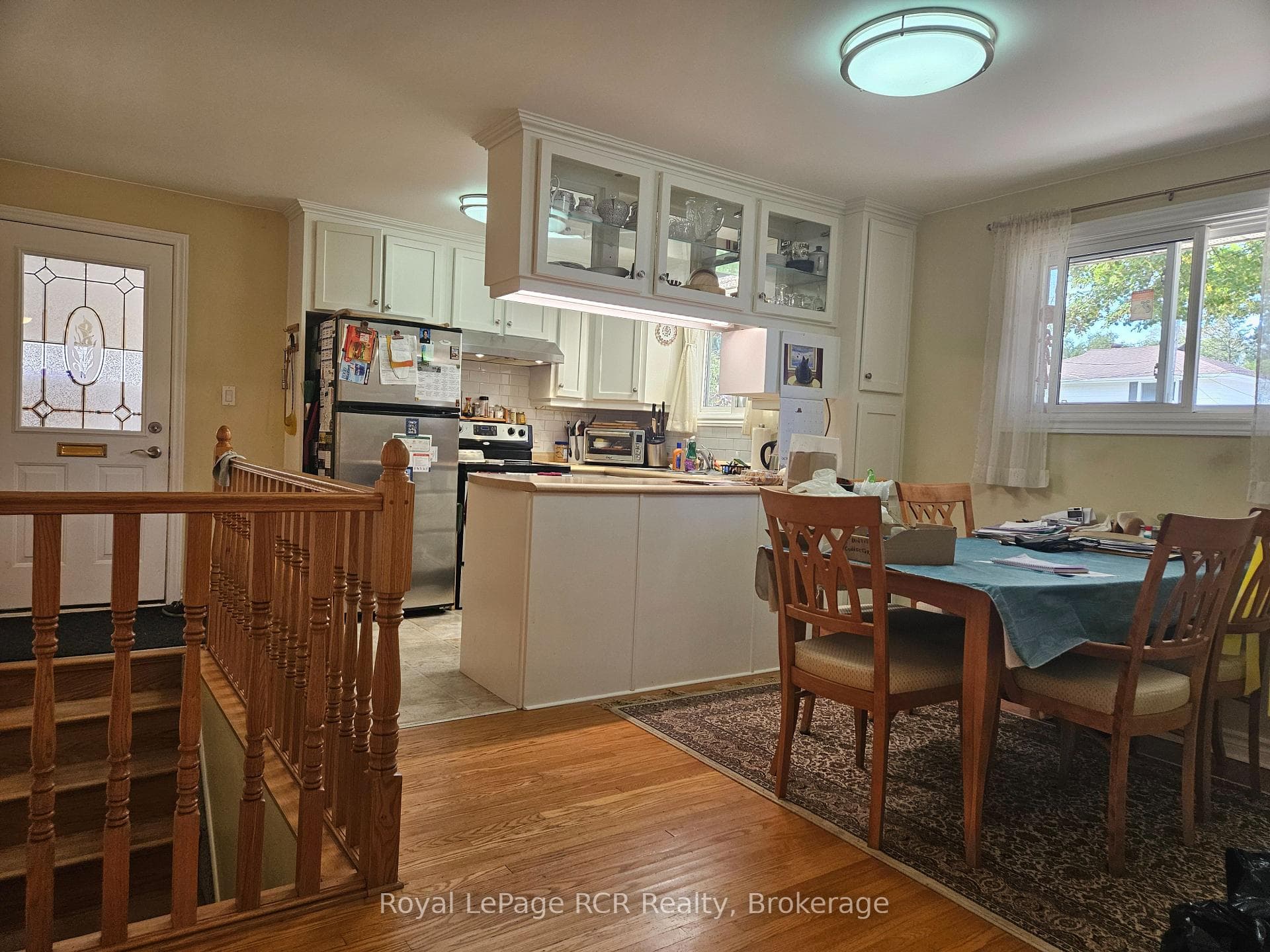 Spacious, bright eat in kitchen/dining