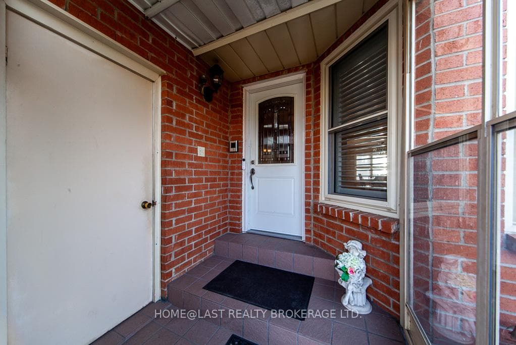 138 Orleans Drive photo 3