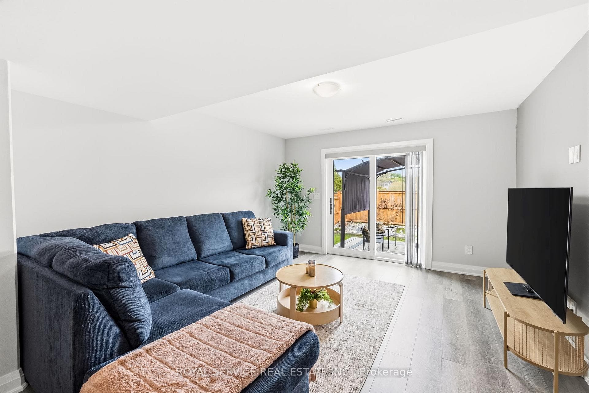 Recreation room with walk out