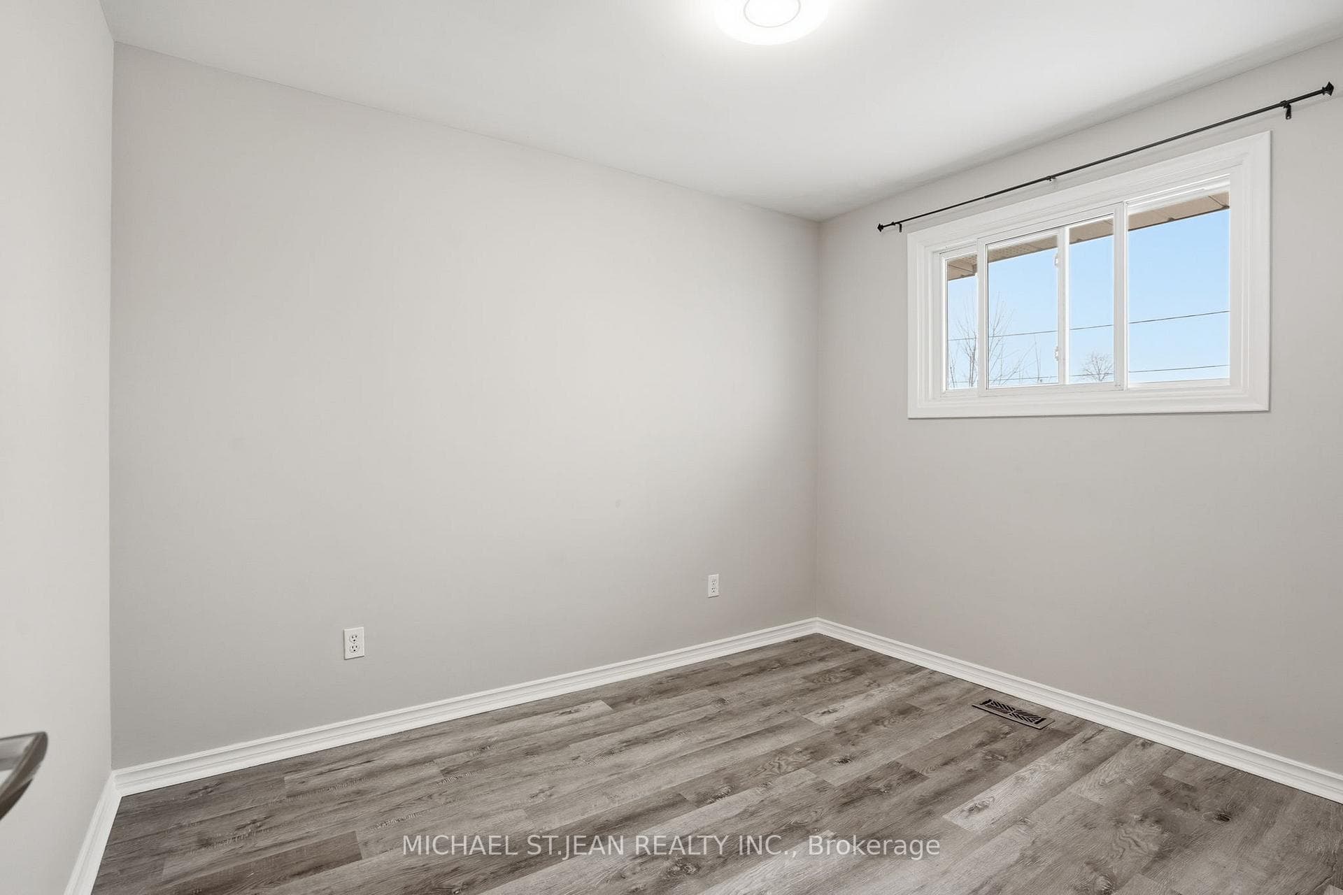 93 Wellington Street photo 15