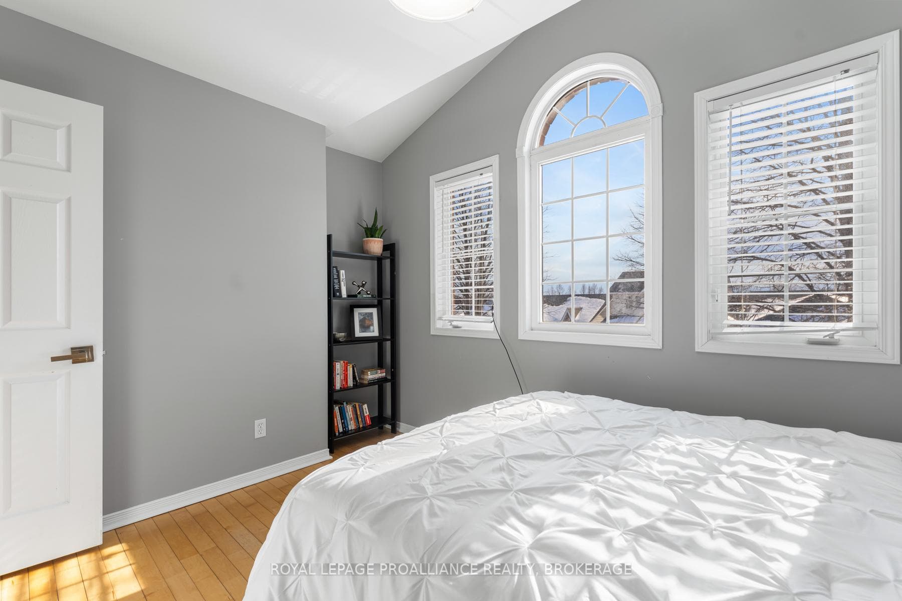 469 Freeman Crescent photo 30