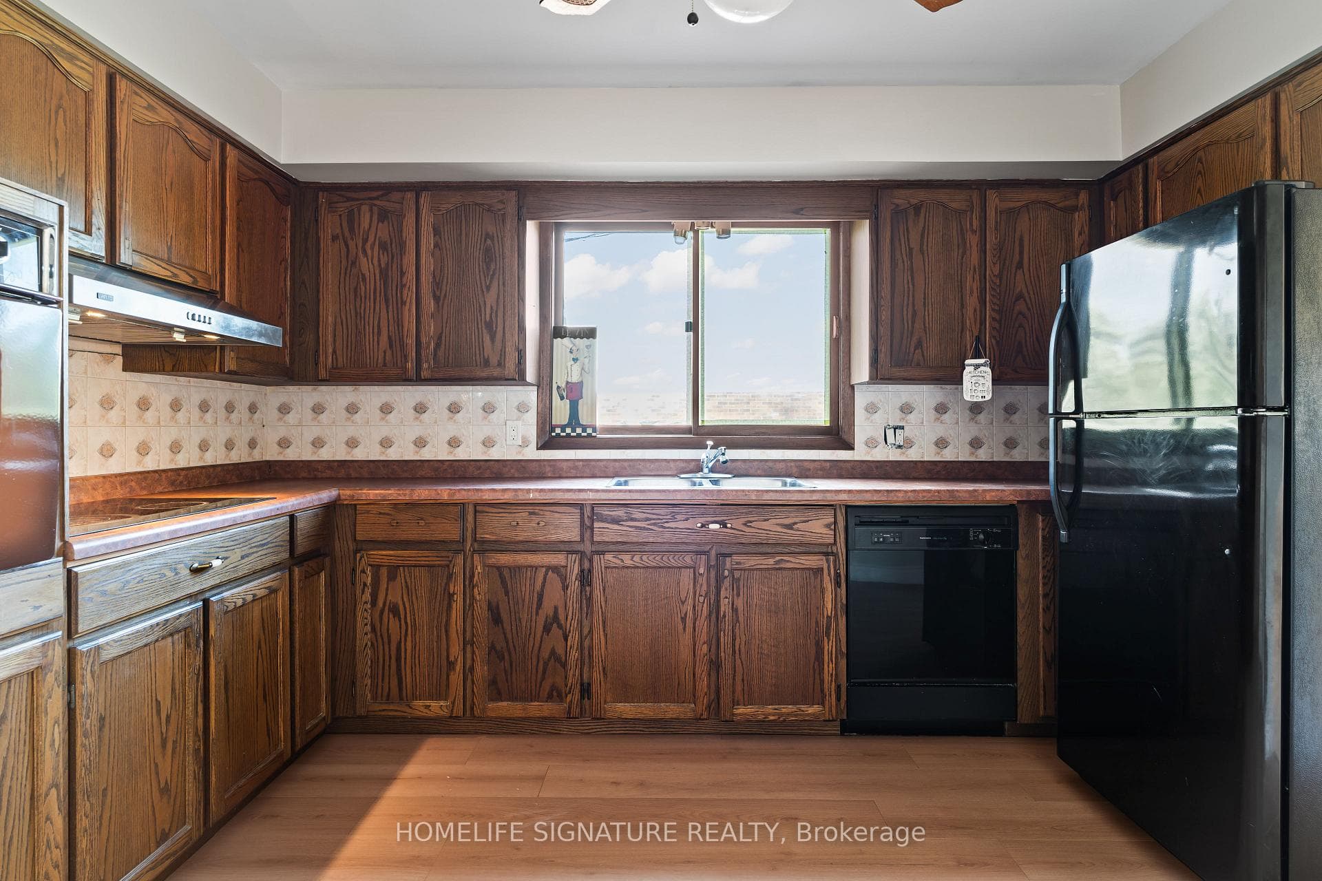 2200 Houck Crescent photo 18