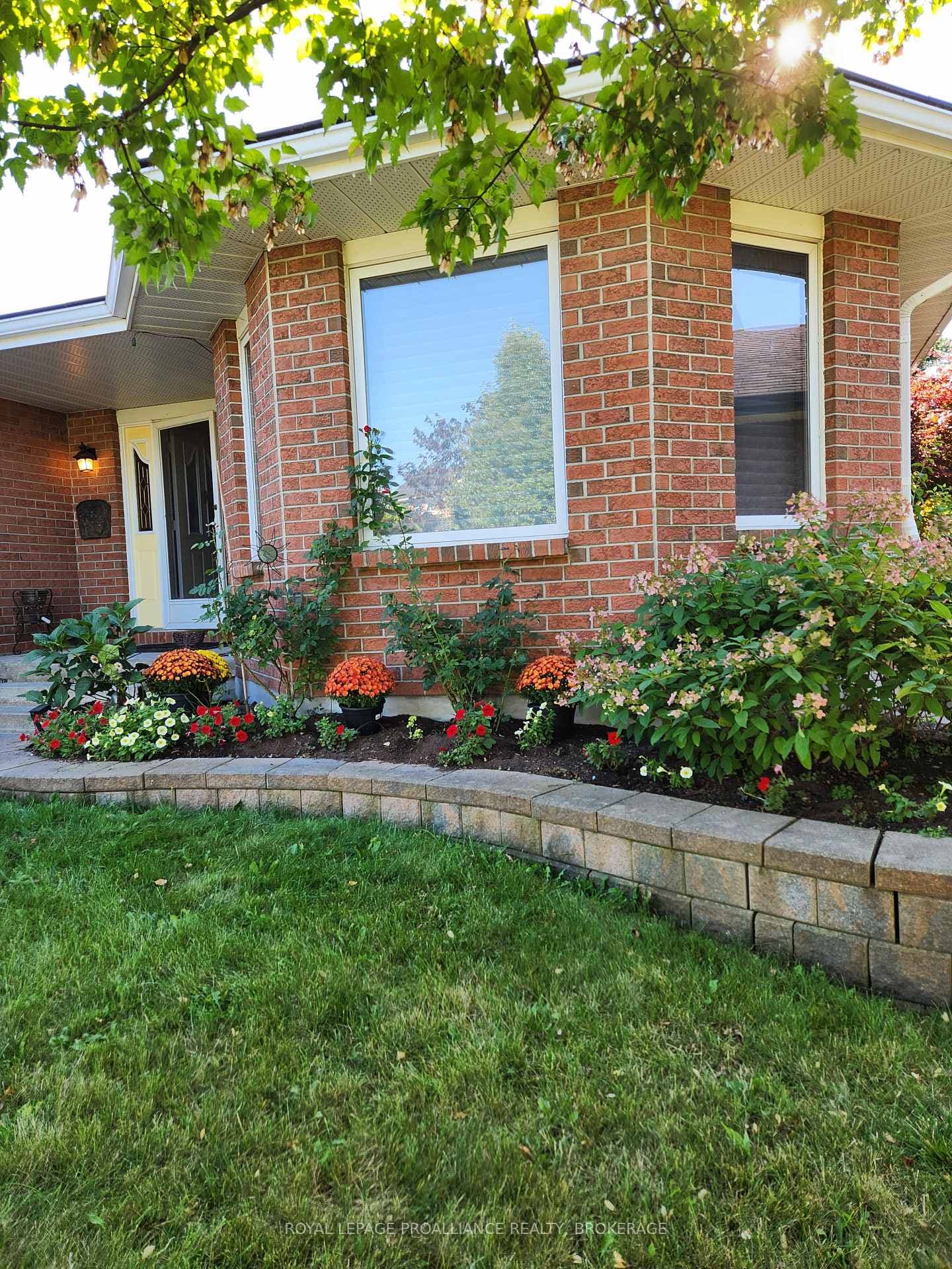 254 Friarhill Crescent photo 44