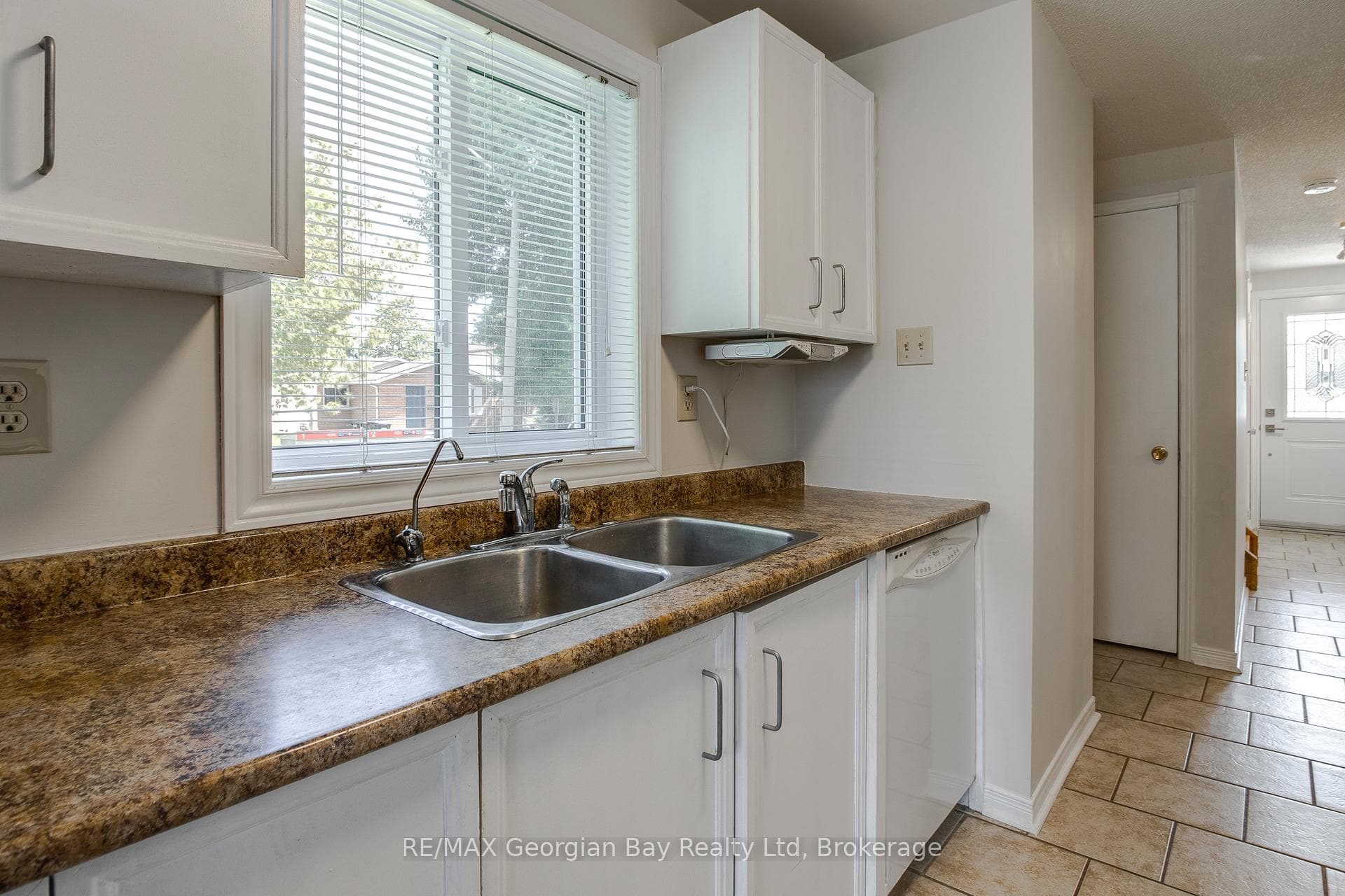 328 Rose Crescent photo 12